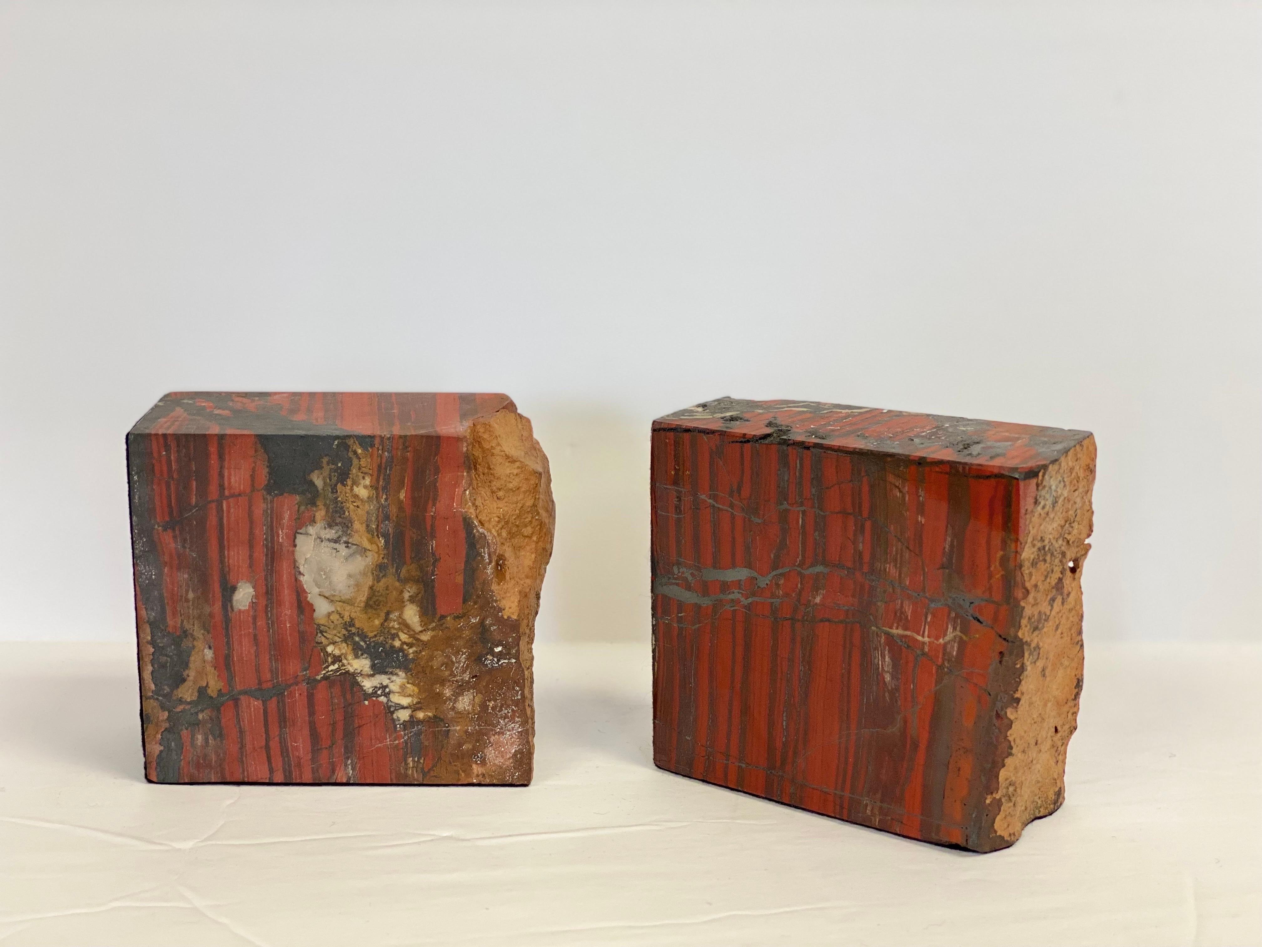 Quadratische rote Buchstützen aus versteinertem Holz, ein Paar (Mitte des 20. Jahrhunderts) im Angebot