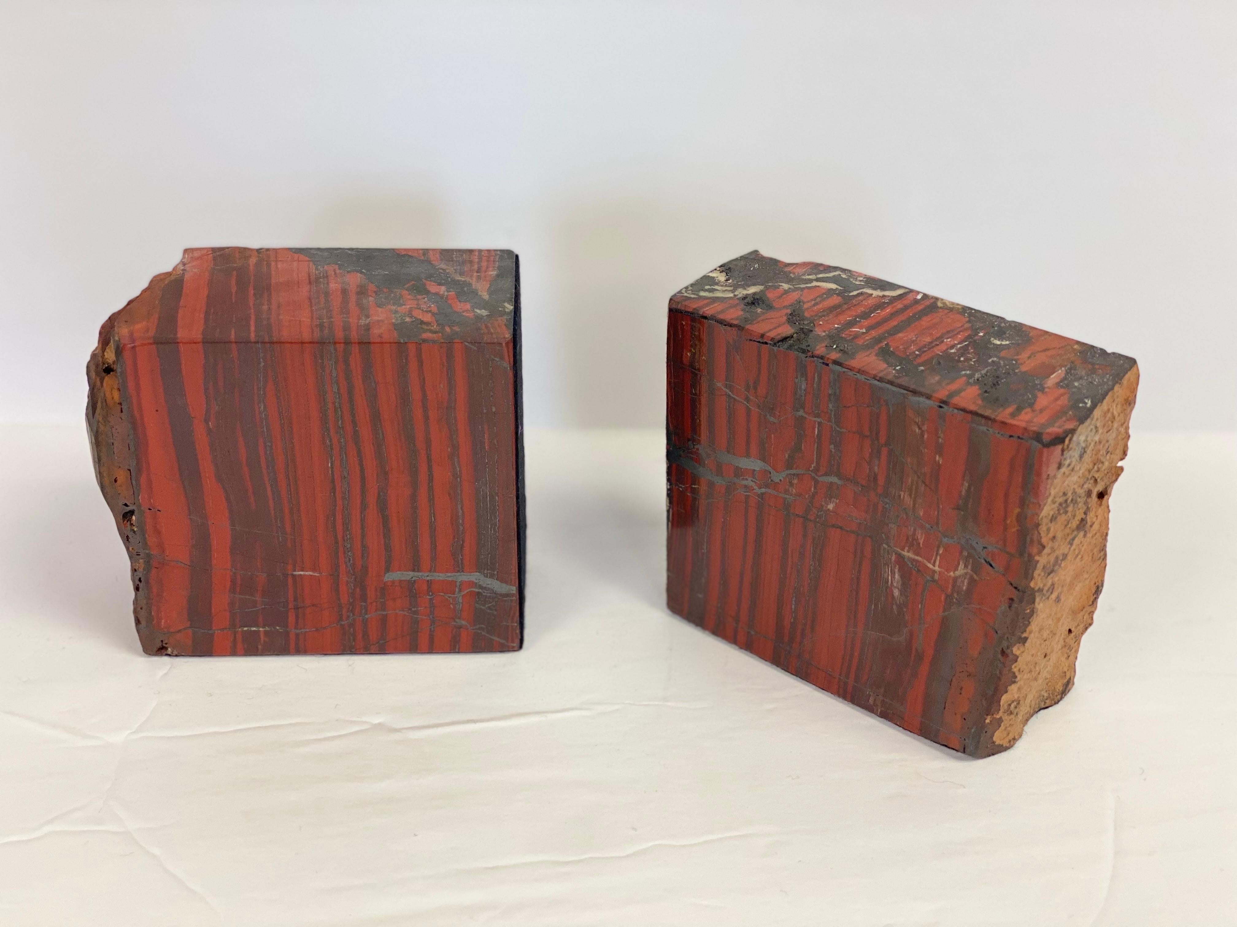 Bois de feuillus Paire de serre-livres carrés rouges vintage en bois pétrifié en vente