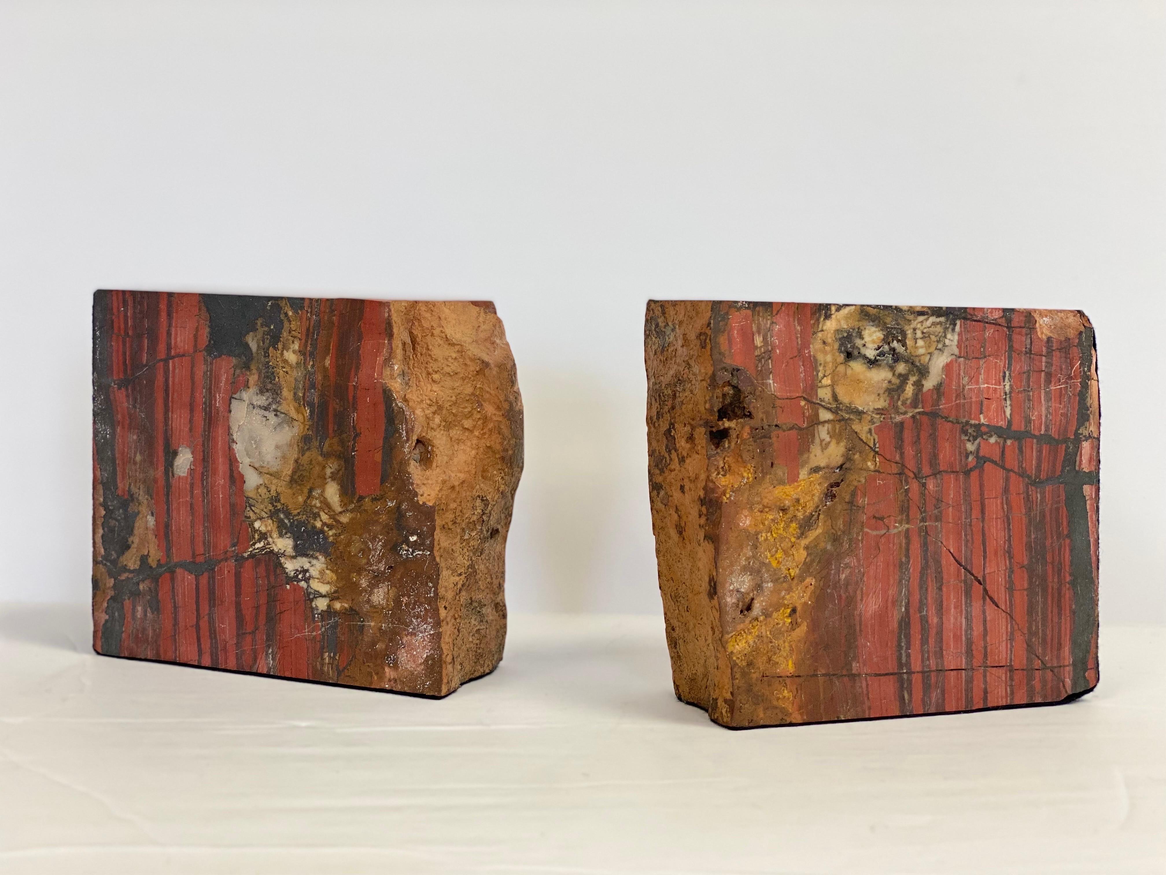 Quadratische rote Buchstützen aus versteinertem Holz, ein Paar im Angebot 1