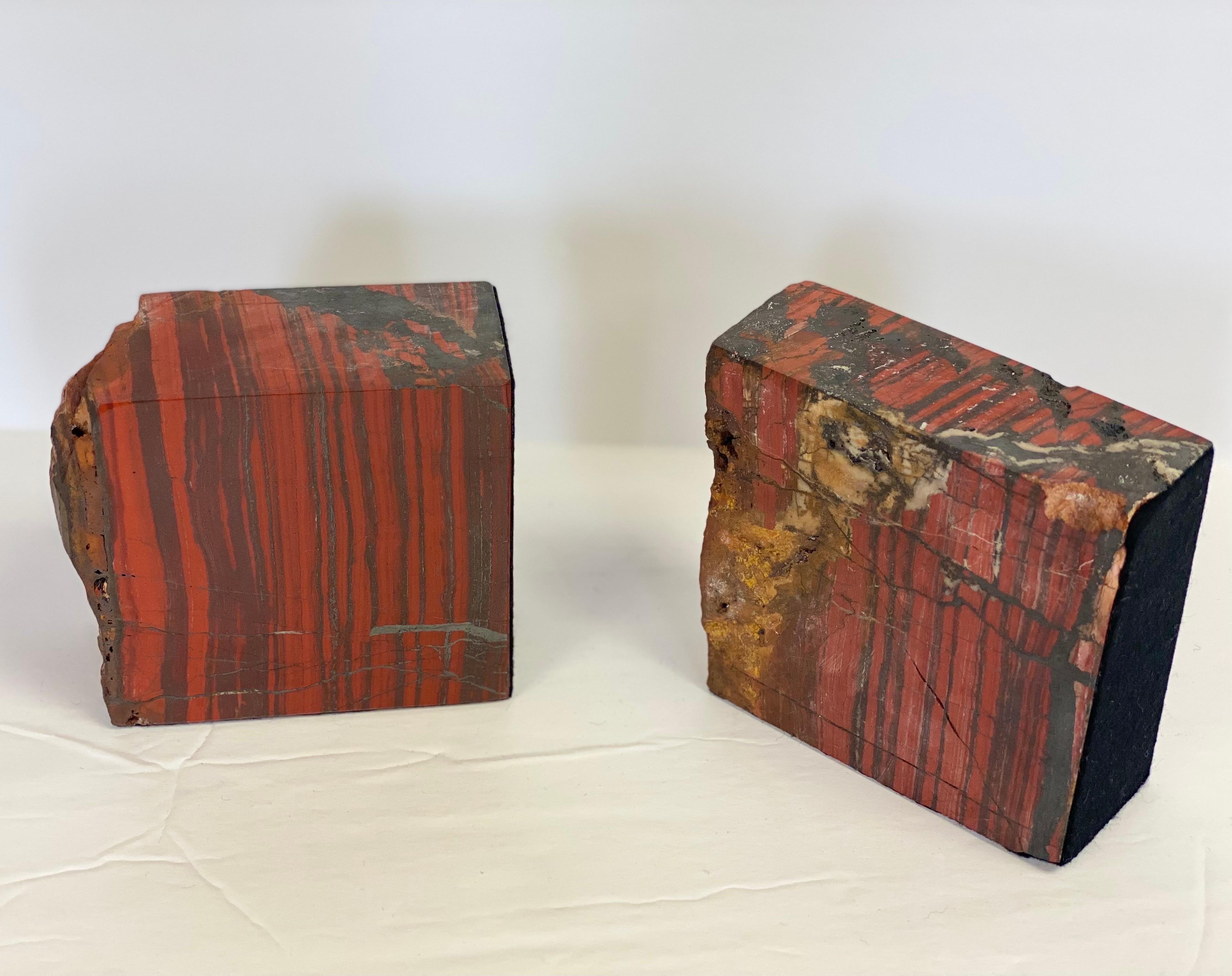 Quadratische rote Buchstützen aus versteinertem Holz, ein Paar im Angebot 2