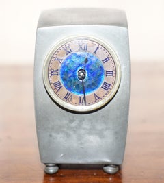 Reloj de manto vintage de estaño y esmalte con una preciosa esfera azul marcada en el interior