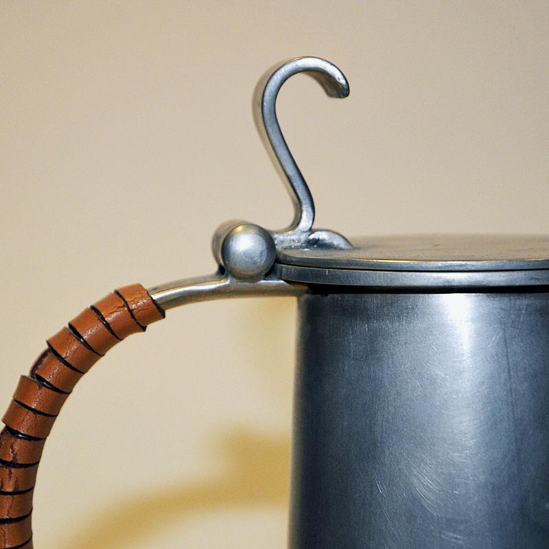 Vintage pewter jug with leather handle by Gunnar Havstad, Norway 1950s In Good Condition For Sale In Stockholm, SE