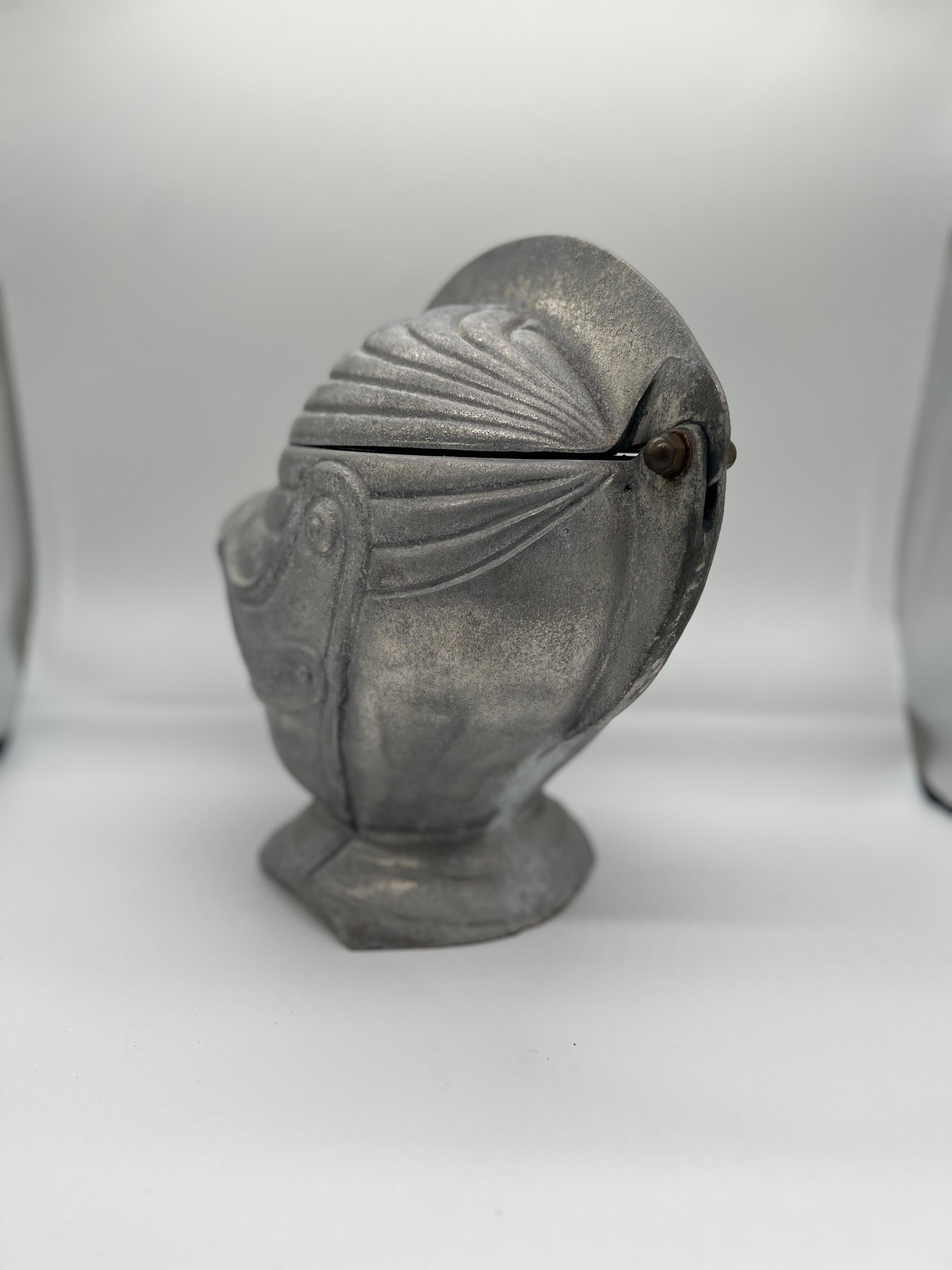 20ième siècle Seau à glace pour casque de chevalier en étain en vente