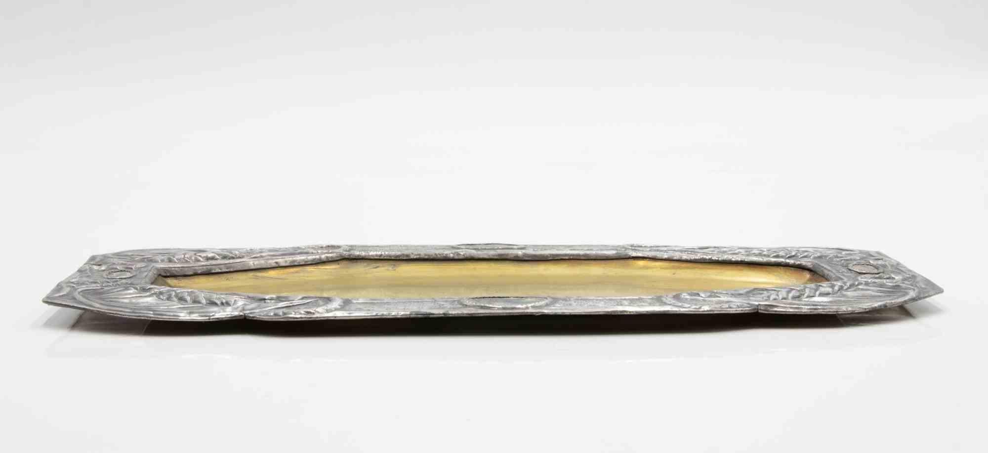 Rechteckige Zinndose aus dem frühen 20. Jahrhundert.

Abmessungen: H 2,7 x L 10 x P 12,4 cm.

Sehr guter Zustand.