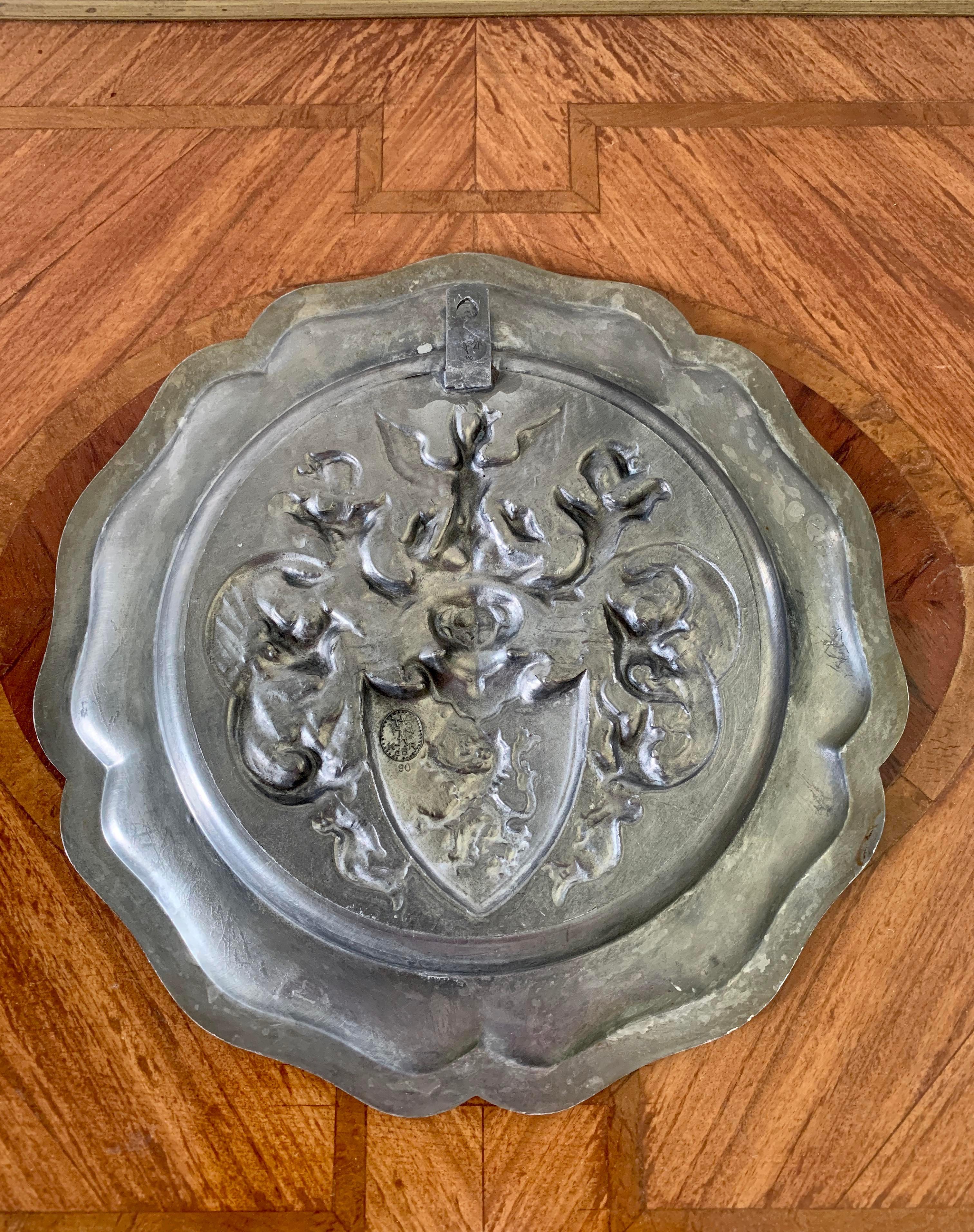 Vintage Pewter Wall Plate with Crest In Good Condition In Elkhart, IN