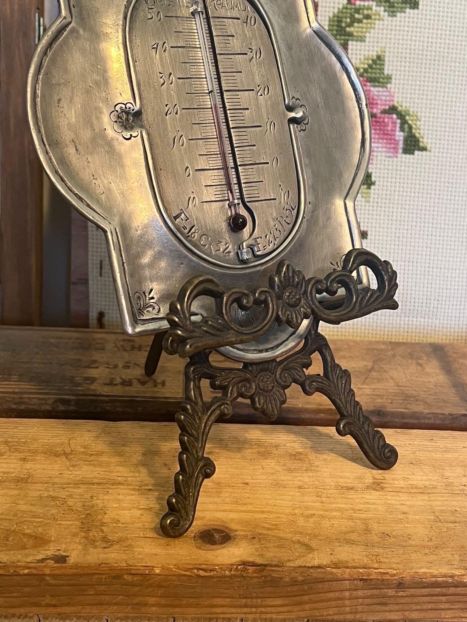 Non è stato confermato come operativo. Non è incluso il supporto. Catena applicata sul retro per essere appesa alla parete. Eleganza classica con una bella patina. 3 scale di temperatura. Fahrenheit, Celsius e Reaumur. Condizioni vintage come da