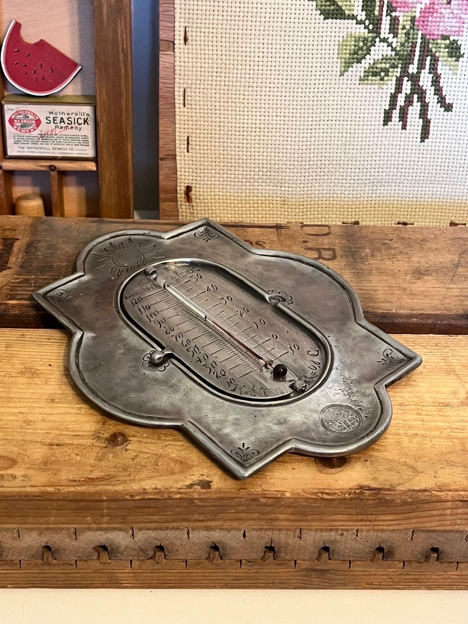 Mid-Century moderno Termometro da parete in peltro vintage con 3 diverse scale di temperatura in vendita