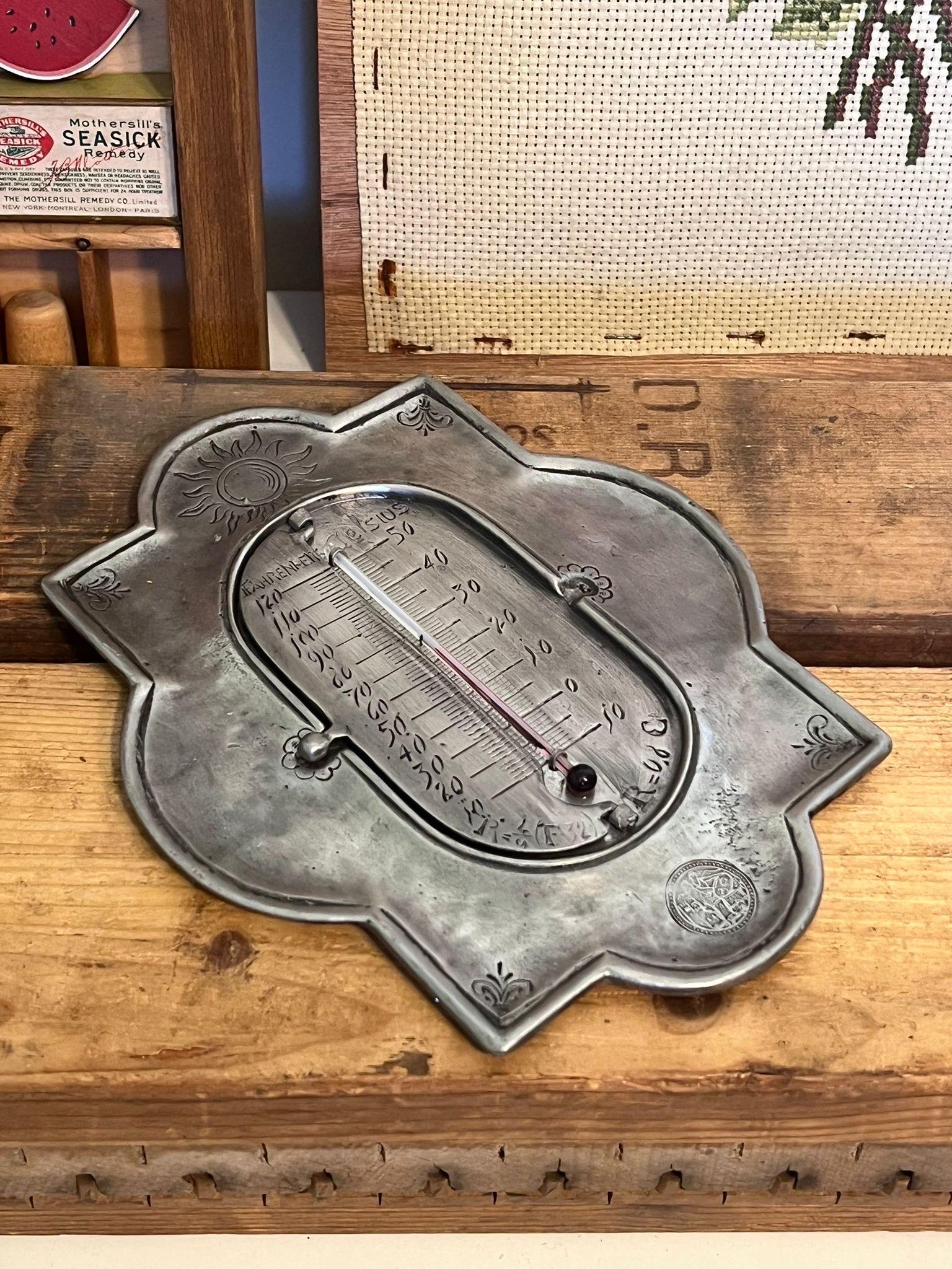 Termometro da parete in peltro vintage con 3 diverse scale di temperatura In condizioni buone in vendita a Seattle, WA