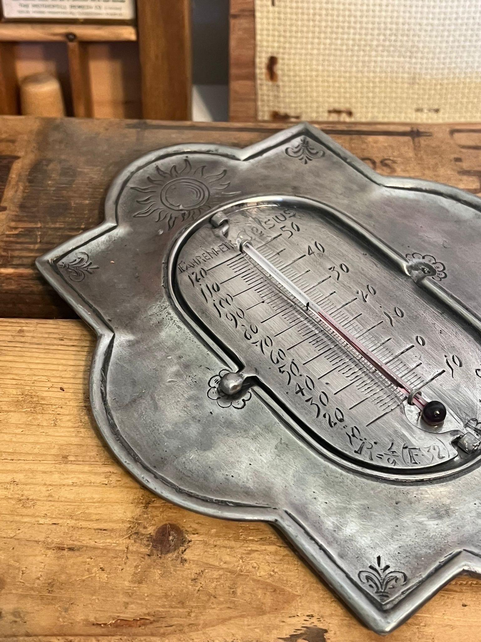 Peltro Termometro da parete in peltro vintage con 3 diverse scale di temperatura in vendita