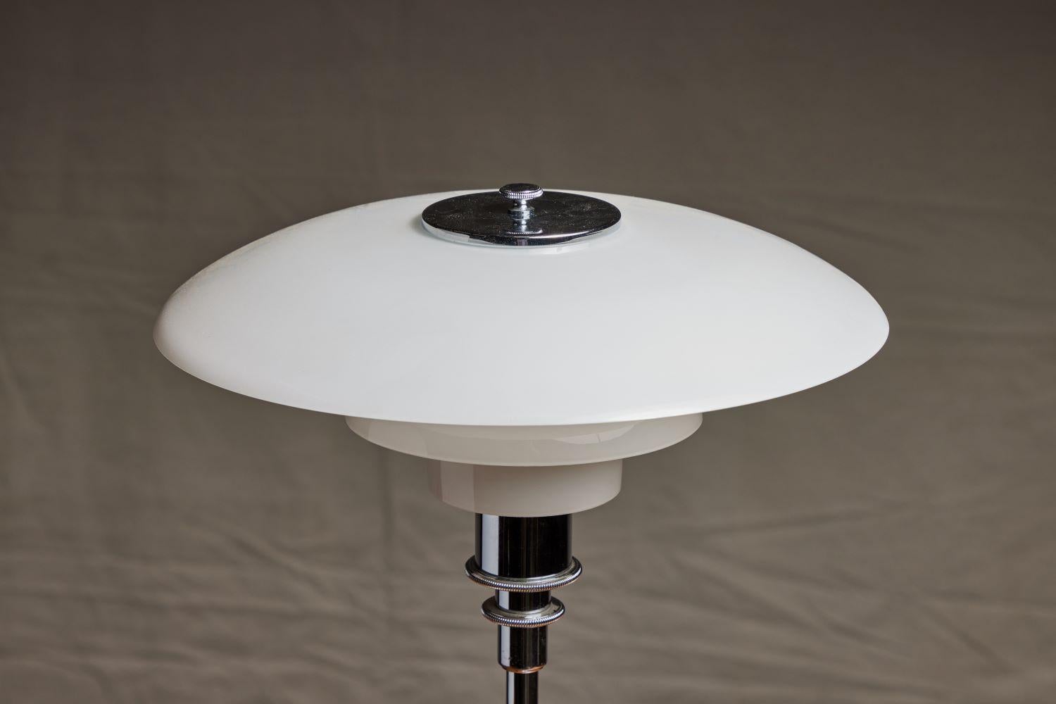 Vintage PH-3/2 Lamp by Paul henningson Denmark In Excellent Condition For Sale In Pasadena, CA