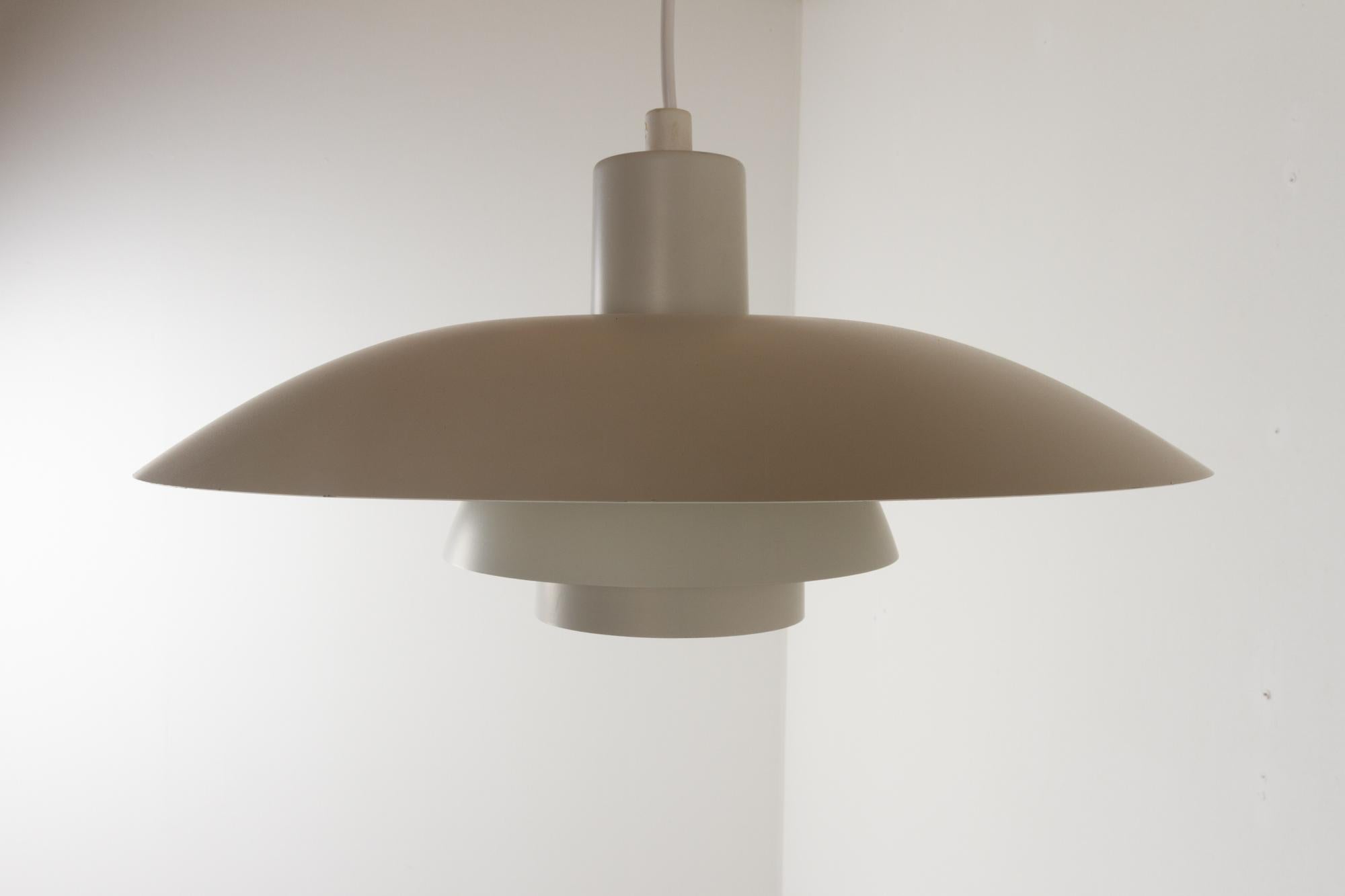 Vintage PH 4/3 pendants by Poul Henningsen for Louis Poulsen 1980s

White Danish modern PH4 ceiling pendant with three shades. A true Mid-Century Modern lighting design classic.

This lamp is a simplified model of a lamp that PH drew in 1929.