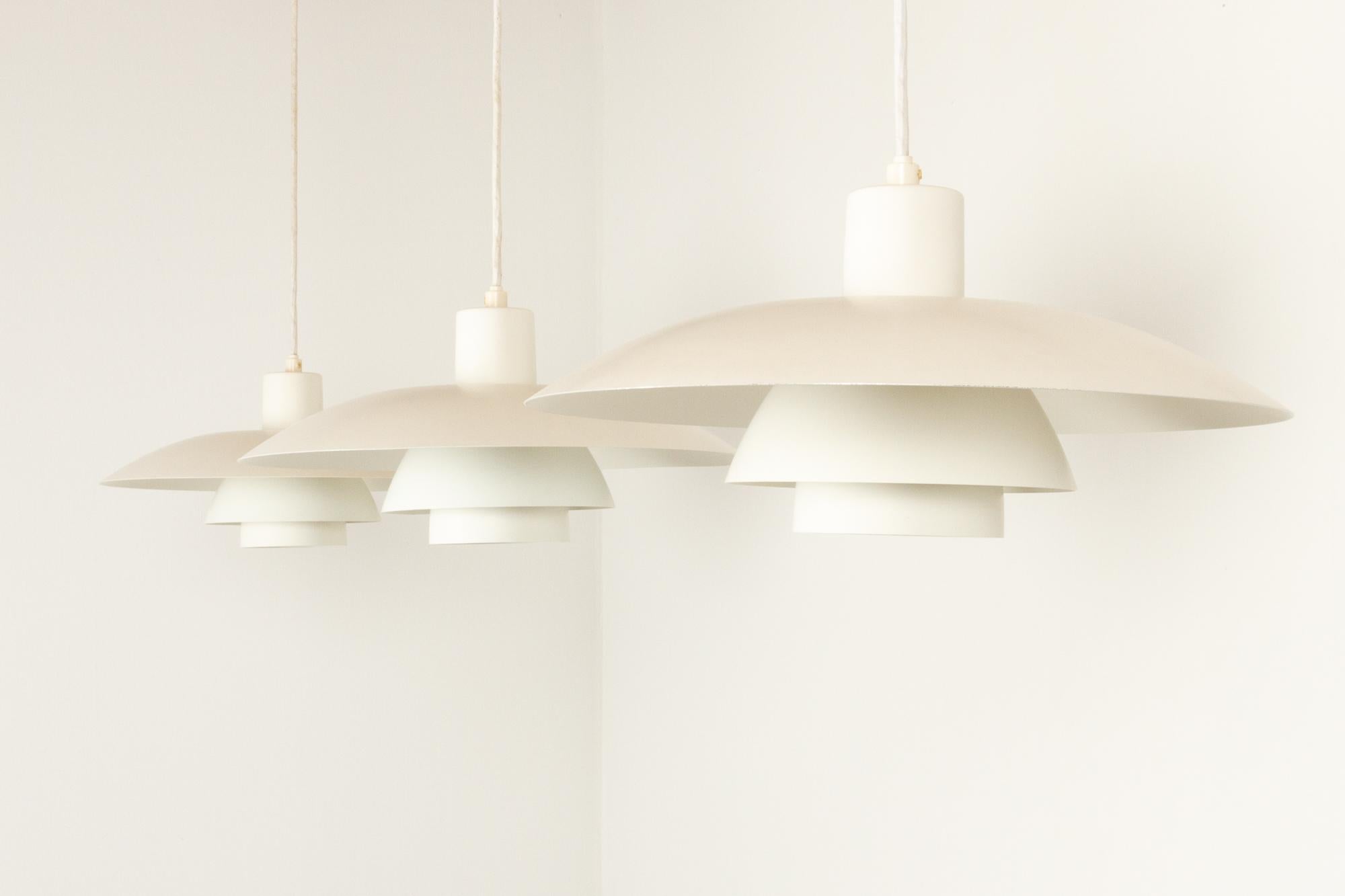 Vintage PH 4/3 pendants by Poul Henningsen for Louis Poulsen 1970s, set of 3

Set of three white Danish modern PH4 ceiling pendants with three shades. A true Mid-Century Modern lighting design Classic.

This lamp is a simplified model of a lamp