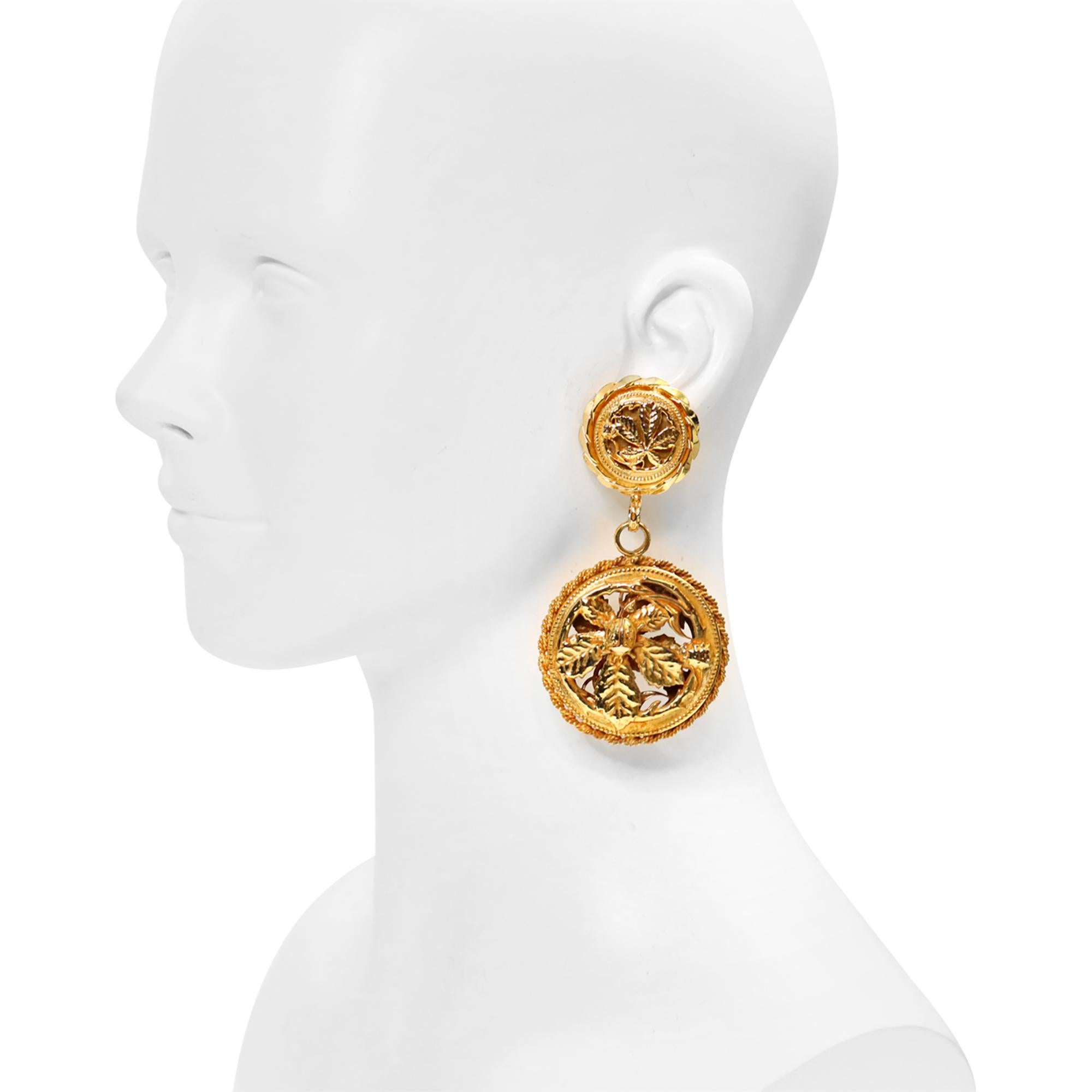 Orecchini pendenti in oro vintage di Philippe Ferrandis, circa anni '80. Sono così chic. Assomigliano a una pianta con una piccola coccinella, anche se non è immediatamente evidente. È un pezzo spettacolare. Frontale e in grassetto, con un look