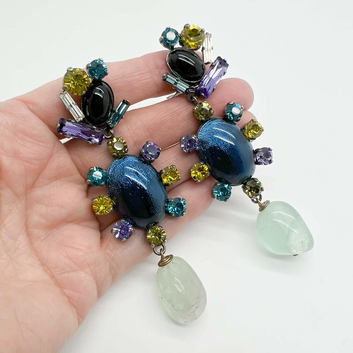 Unglaublich Vintage Philippe Ferrandis Ohrringe. Eine erhabene Mischung aus blauen und grünen Farben in einem langen und dramatischen Ohrring. Exquisite Liebe zum Detail mit veredelten Steinen, Natursteinen und Glaskristallen in ausgefallenen