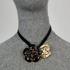 PHILIPPE FERRANDIS Broche pendentif vintage fleur de camélia en verre et ornements en forme de bijoux