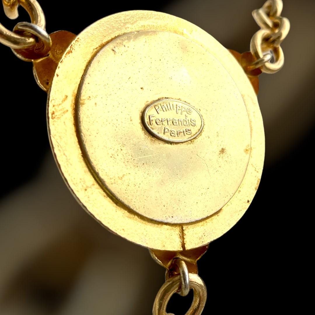 Sublime vintage necklace signed PHILIPPE FERRANDIS. Metal gilded with fine 24 carat gold, molding in slate. Roman scene, presence of a gladiator and an angel. Very good general condition.

I am a partner with French experts group , recognized by the