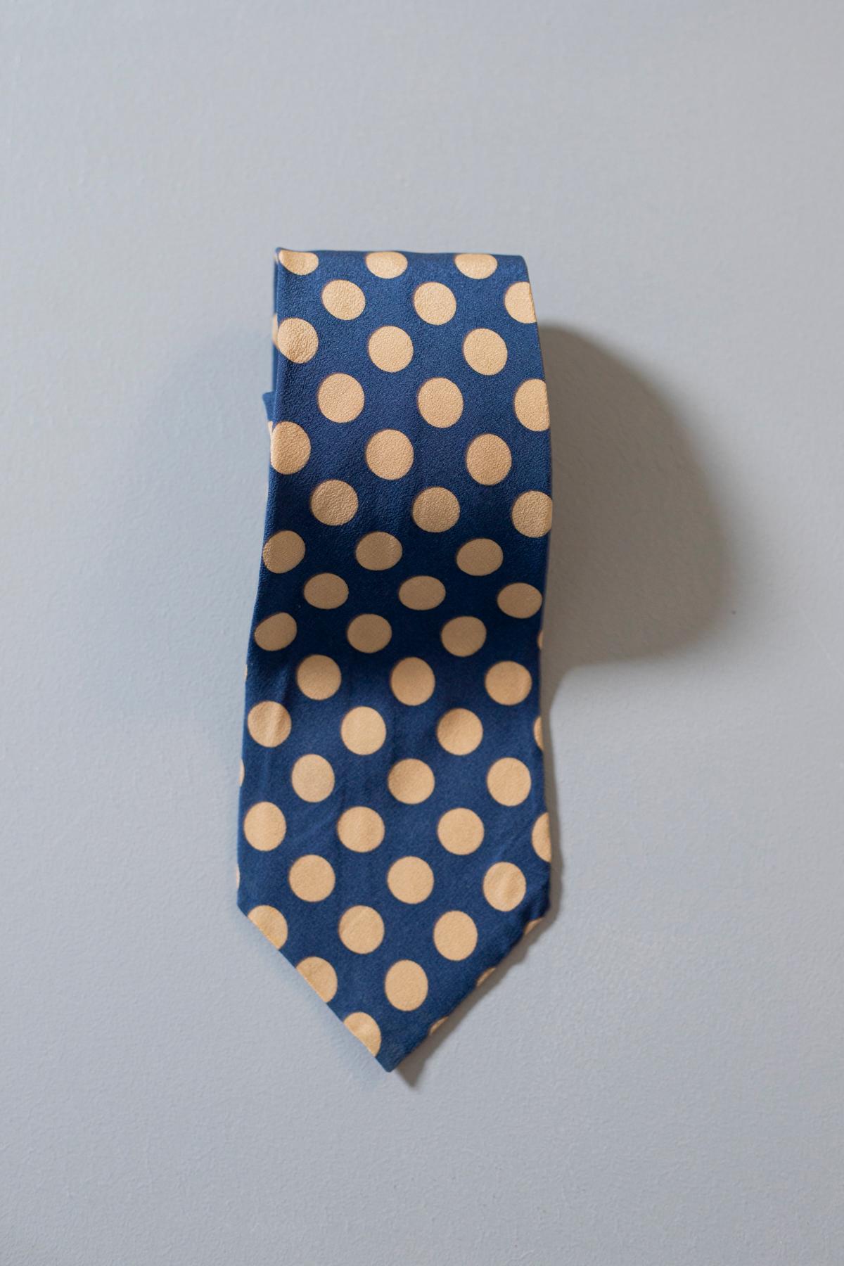 Simple but at the same time very refined tie designed by Philippe Larror, made of 100% silk, for this reason it is very soft and fresh. Decorated with beige polka dots on a blue background, with a very simple but elegant design and that is why