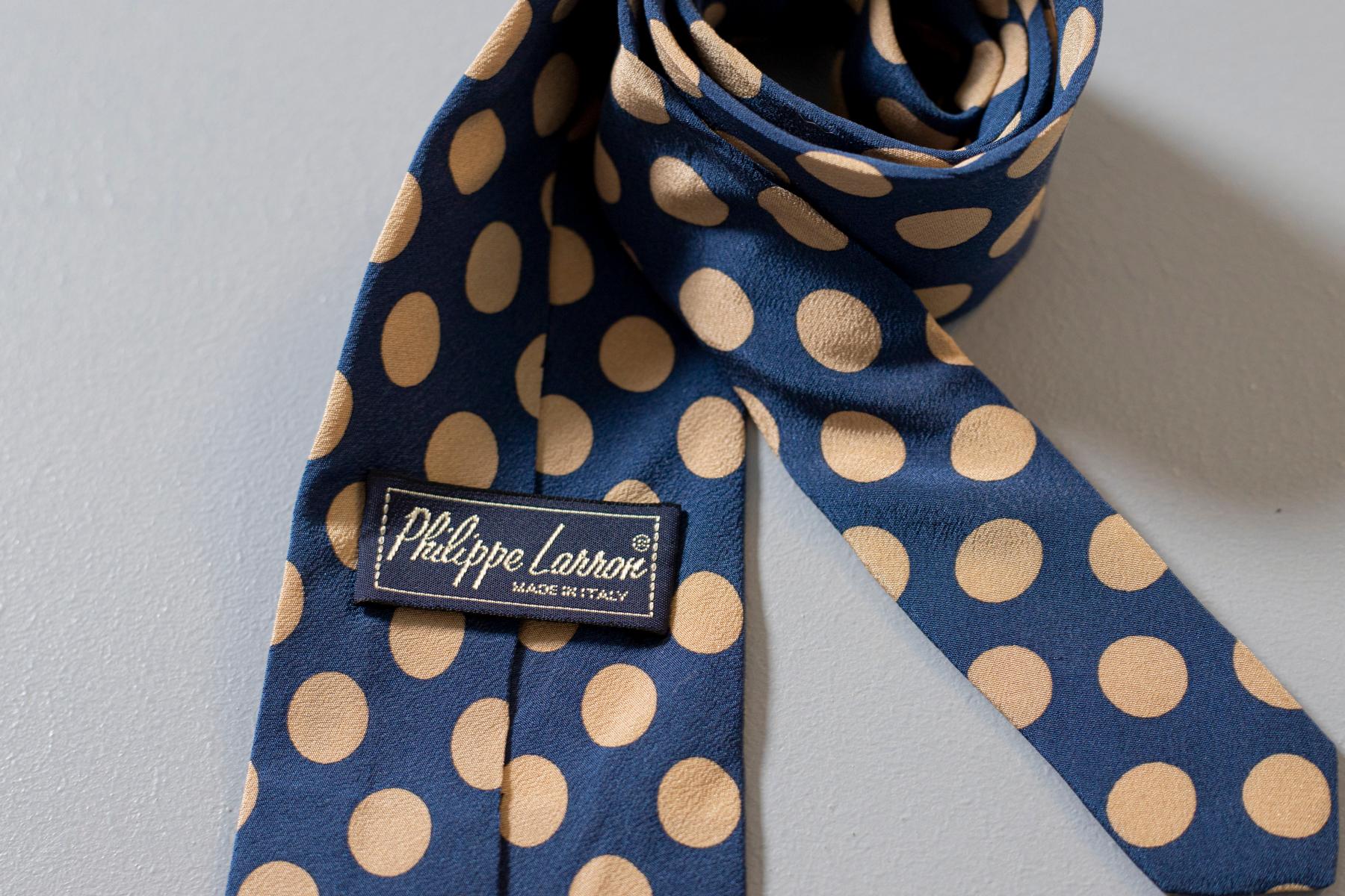 Vintage Philippe Larror 100% silk tie with polka dots In Good Condition For Sale In Milano, IT