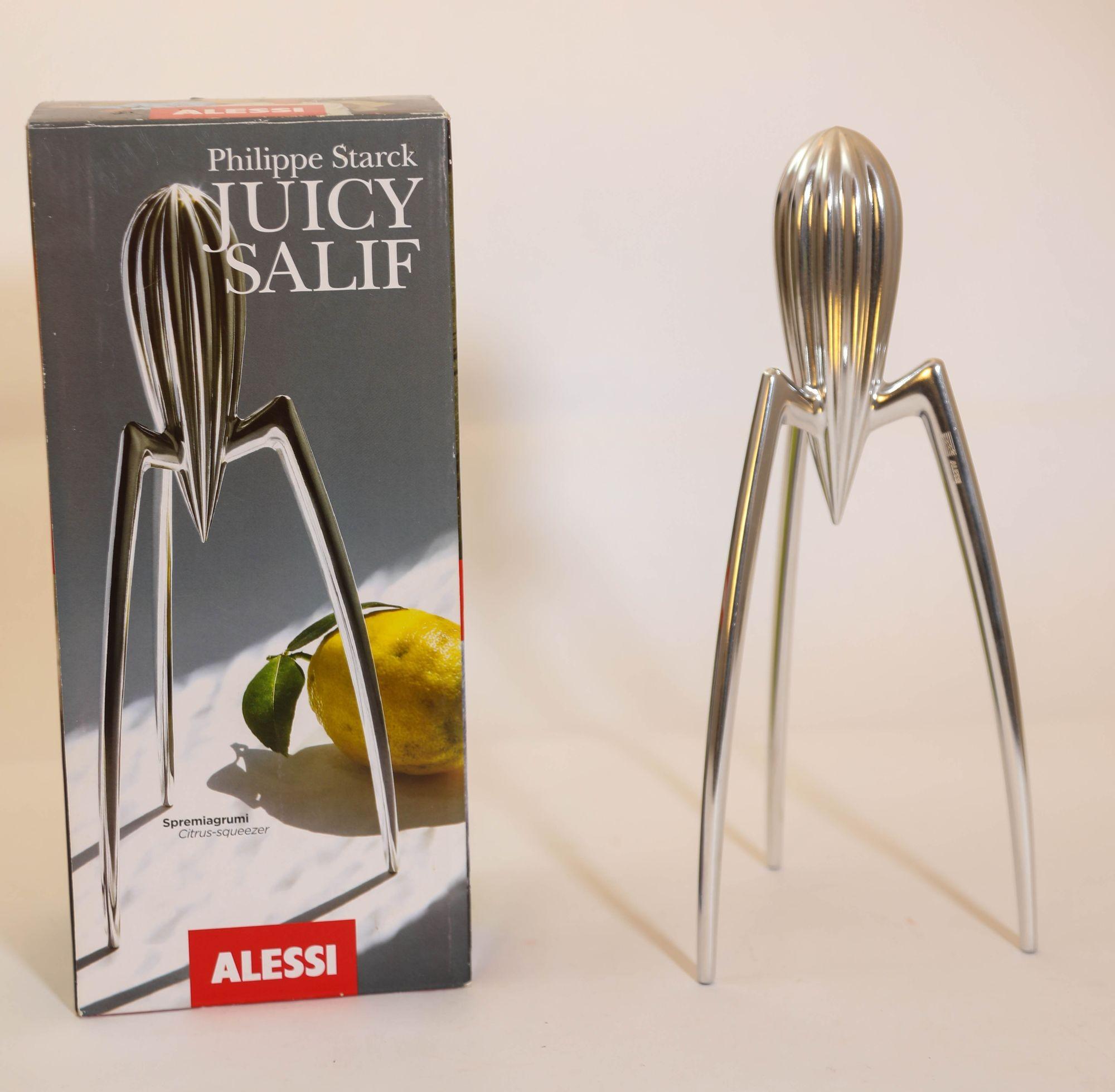 Vintage Iconic Alessi Juicy Salif Citrus Juicer Designed by Philippe Starck in Originalverpackung.
Juicy Salif, eine 1990 von Philippe Starck entworfene Zitruspresse, gilt als Ikone des Industriedesigns und ist in den ständigen Sammlungen des Museum