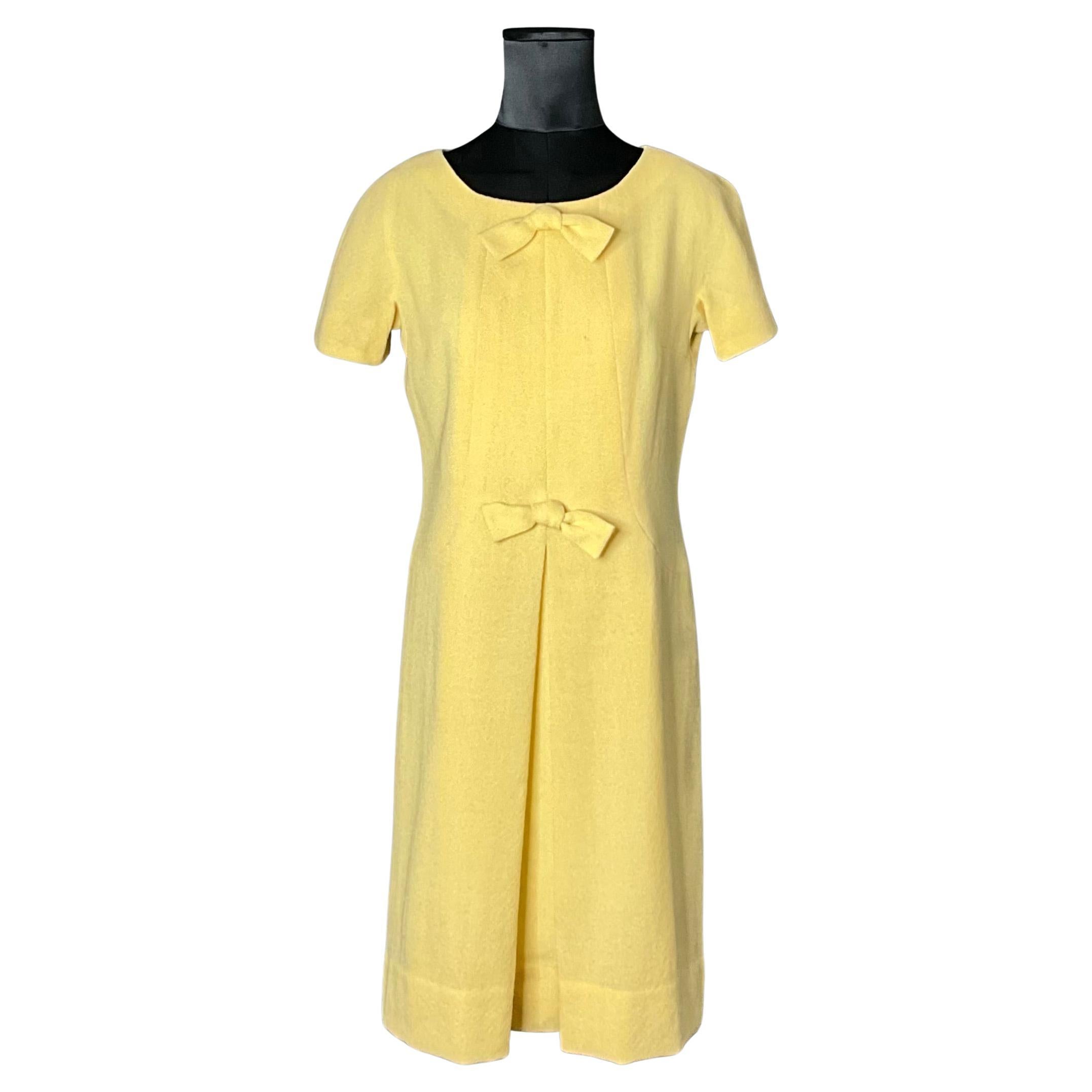 Un vestito vintage Philippe Venet incarna l'eleganza e la raffinatezza per cui Philippe Venet, rinomato stilista francese, era conosciuto. Anche se Venet non è molto conosciuto come alcuni dei suoi contemporanei, il suo lavoro ha sempre emanato