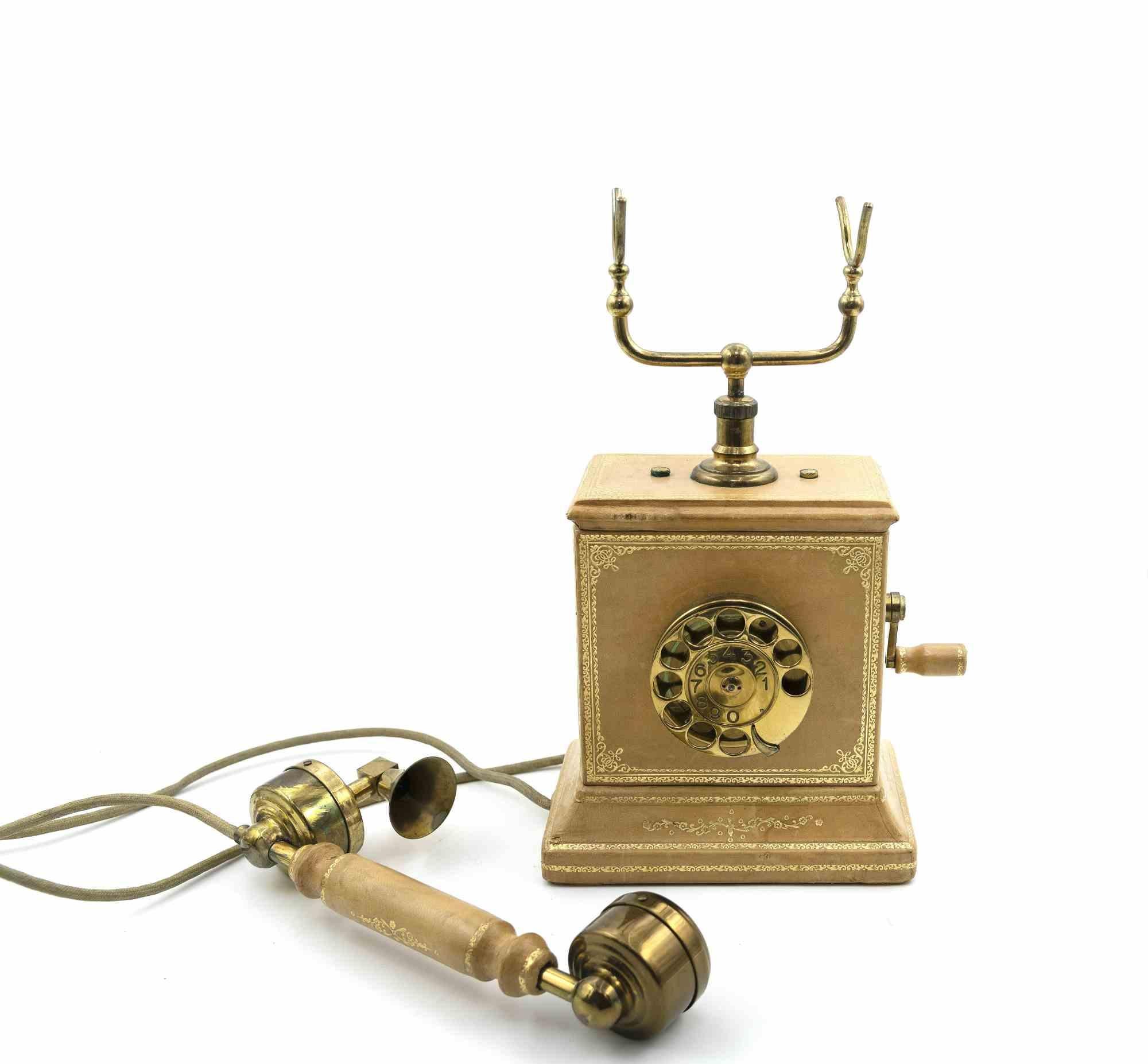 Vintage telephone is an original design object realized in the 1930s/40s.

A brass and wood vintage telephone.

Fair conditions due to the time.

Give a touch of vintage to your room!

