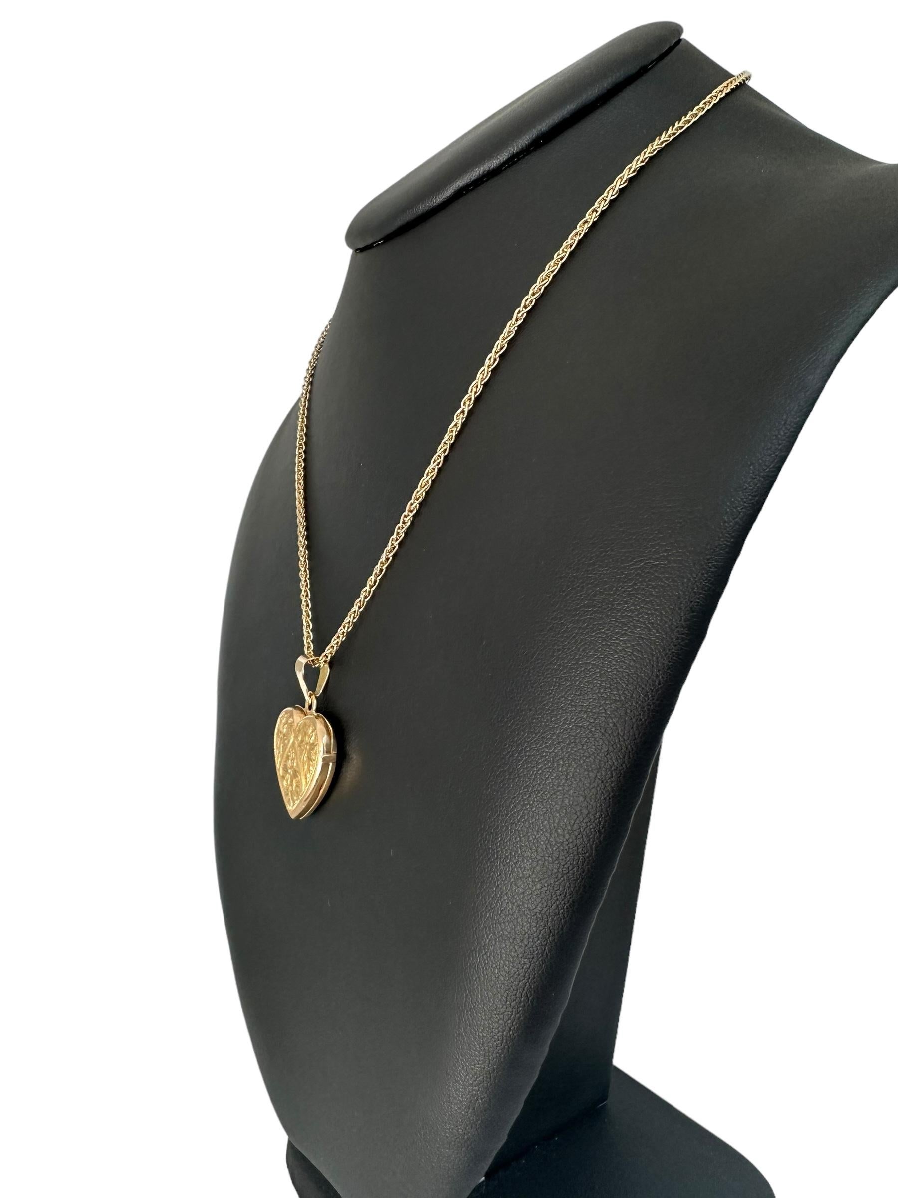 Artisan Vintage Photo Holder Heart Pendant 18 karat Yellow Gold For Sale