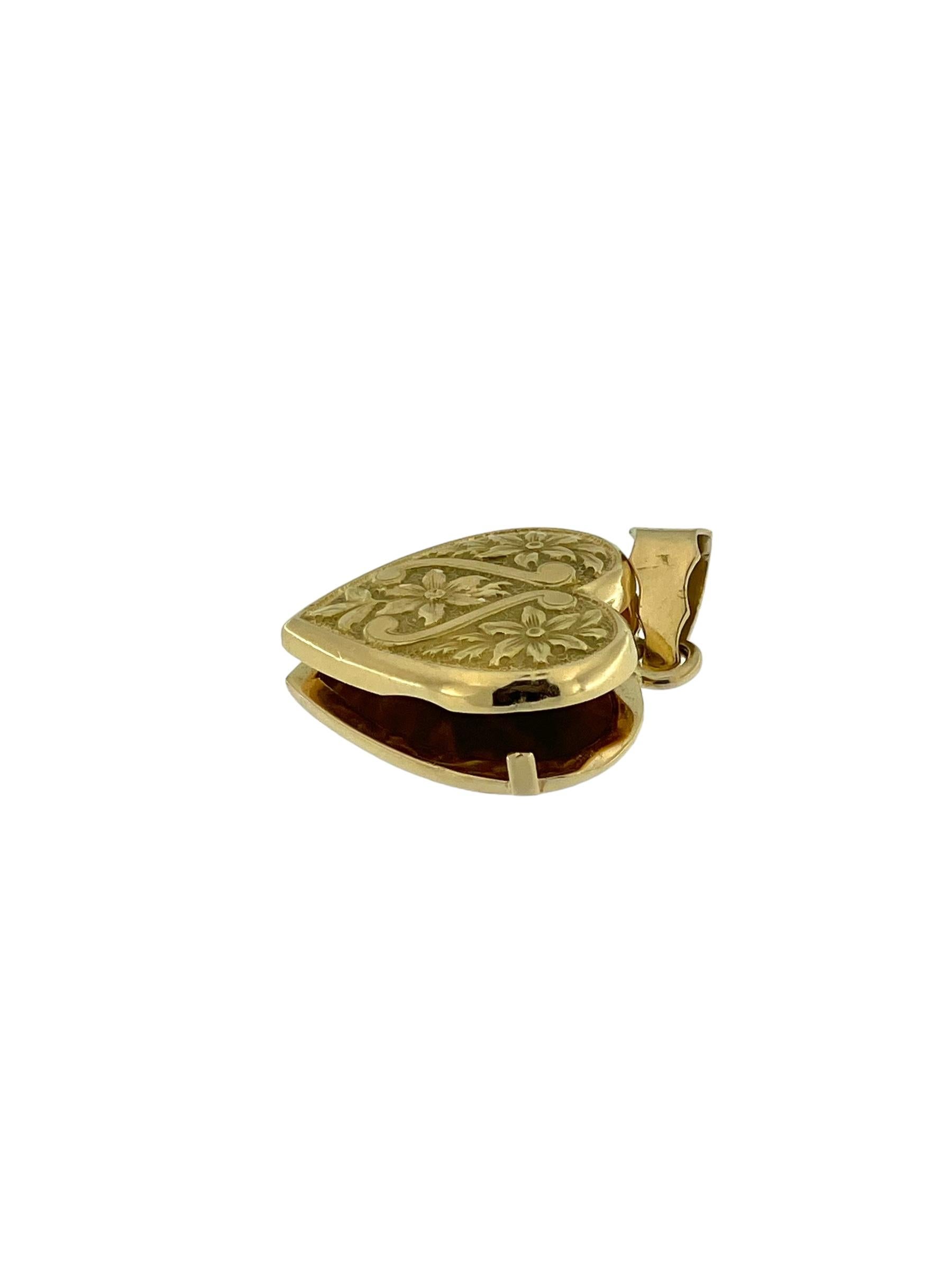 Vintage Photo Holder Heart Pendant 18 karat Yellow Gold For Sale 1