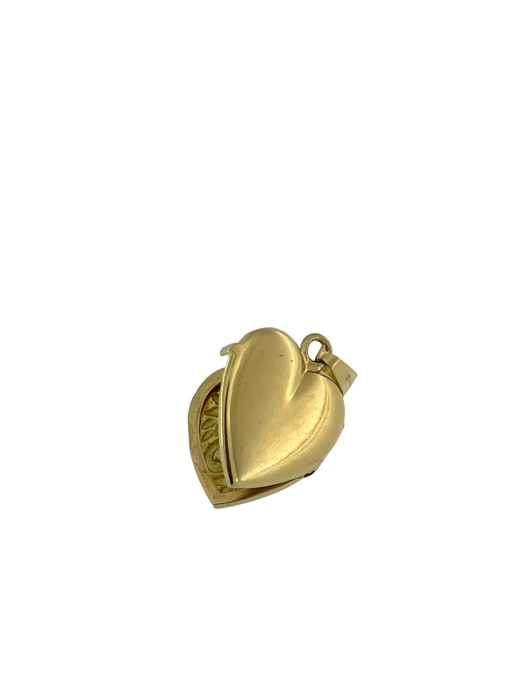 Vintage Photo Holder Heart Pendant 18 karat Yellow Gold For Sale 4