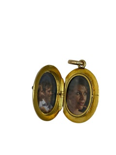 Vintage Photo Locket Pendant in 18kt Gold with Diamonds - Micheletto