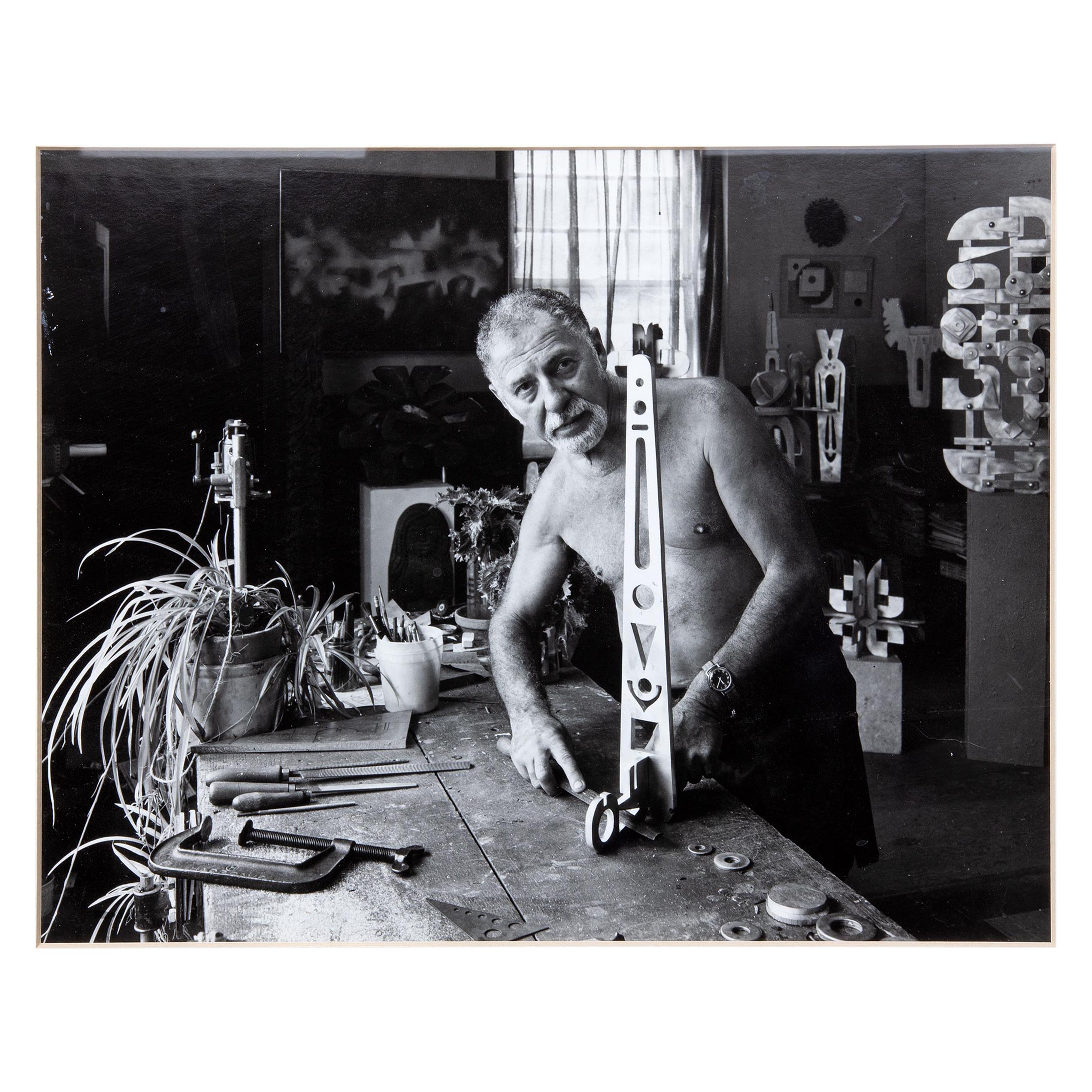 Fotografía antigua de un escultor moderno en venta