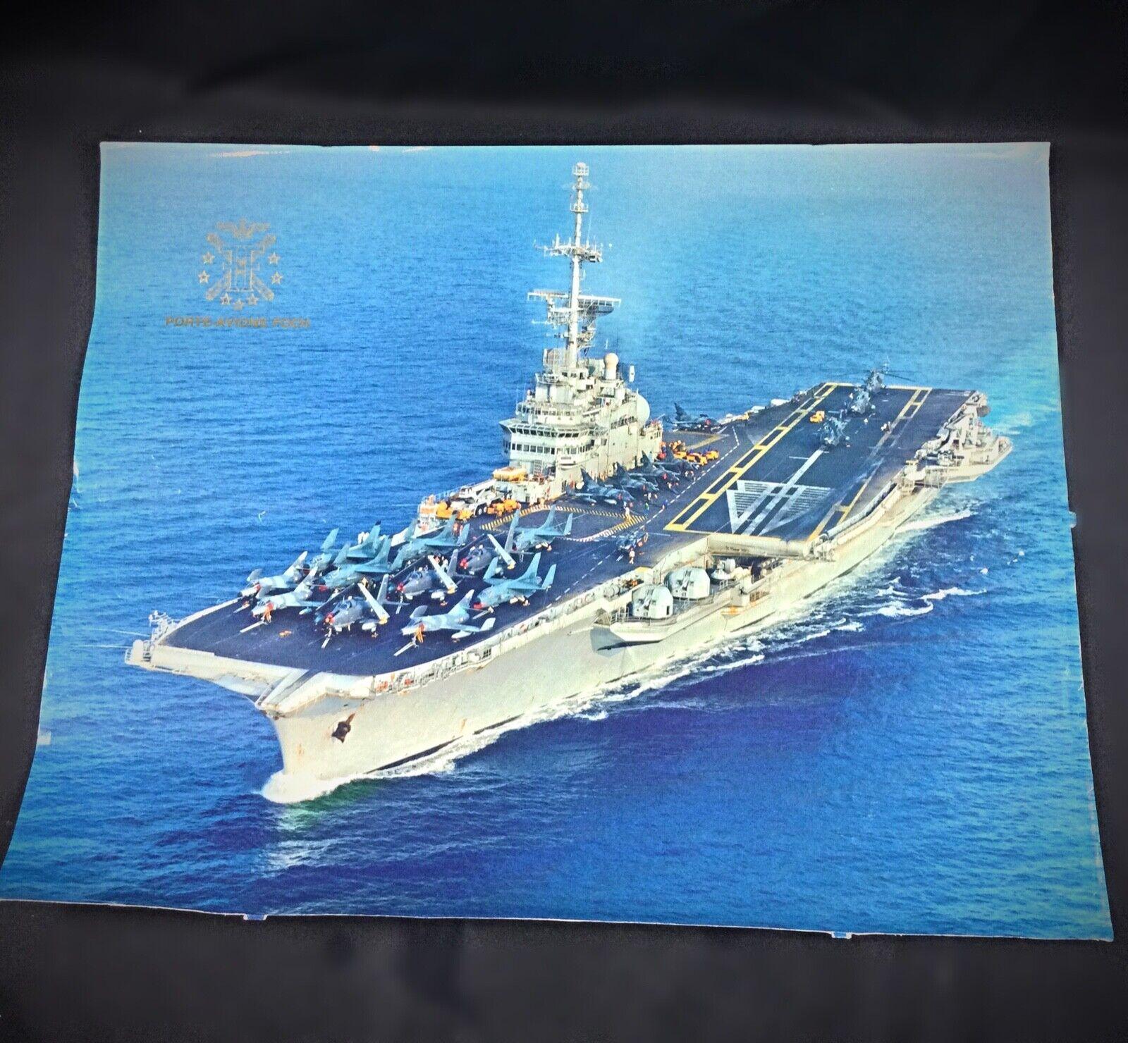 Dieses schöne Vintage-Foto zeigt den kultigen Flugzeugträger Foch, gedruckt von Marine Nationale in Toulon. Als perfekte Ergänzung für Liebhaber der Militärgeschichte oder für Sammler spiegelt dieses Foto die Stärke und Größe eines der berühmtesten