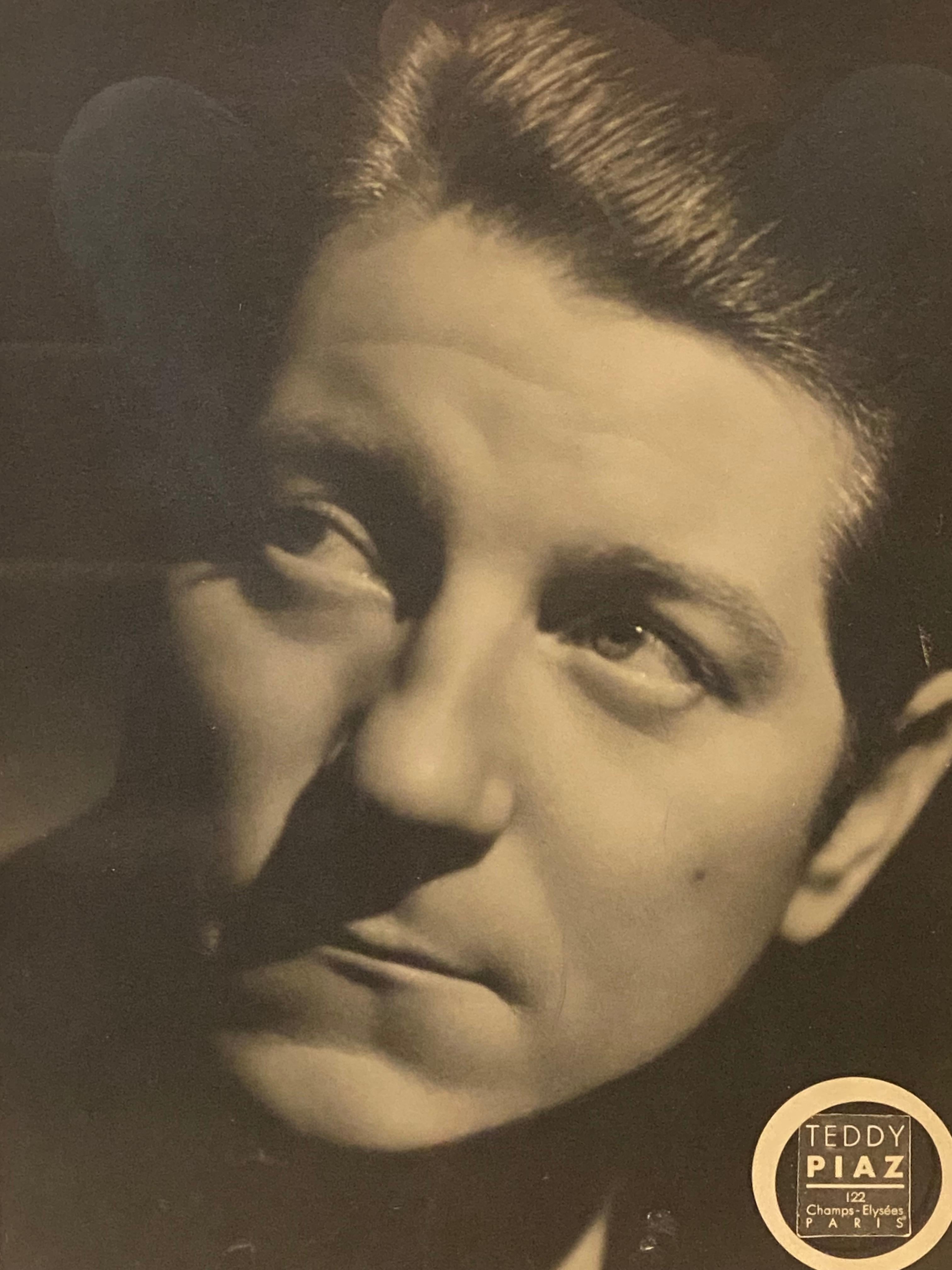 Dieses Vintage-Foto des französischen Schauspielers Jean Gabin auf Silberpapier trägt das Siegel des Künstlers Teddy Piaz, ist aber nicht nummeriert. Es wurde wahrscheinlich um 1938 oder 1939 aufgenommen, nachdem der Schauspieler gemeinsam mit