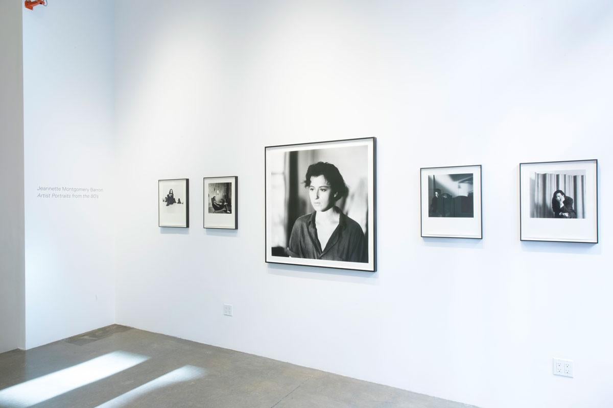 Original Vintage-Foto des amerikanischen Künstlers Keith Haring in NYC, 1985, aufgenommen von Jeannette Montgomery Barron. Gelatinesilberdruck im Vintage-Stil. Gerahmt.

Bild: 13 × 13 Zoll 
Papier: 20 × 16 Zoll
Rahmen: 21,75 × 17,75 Zoll