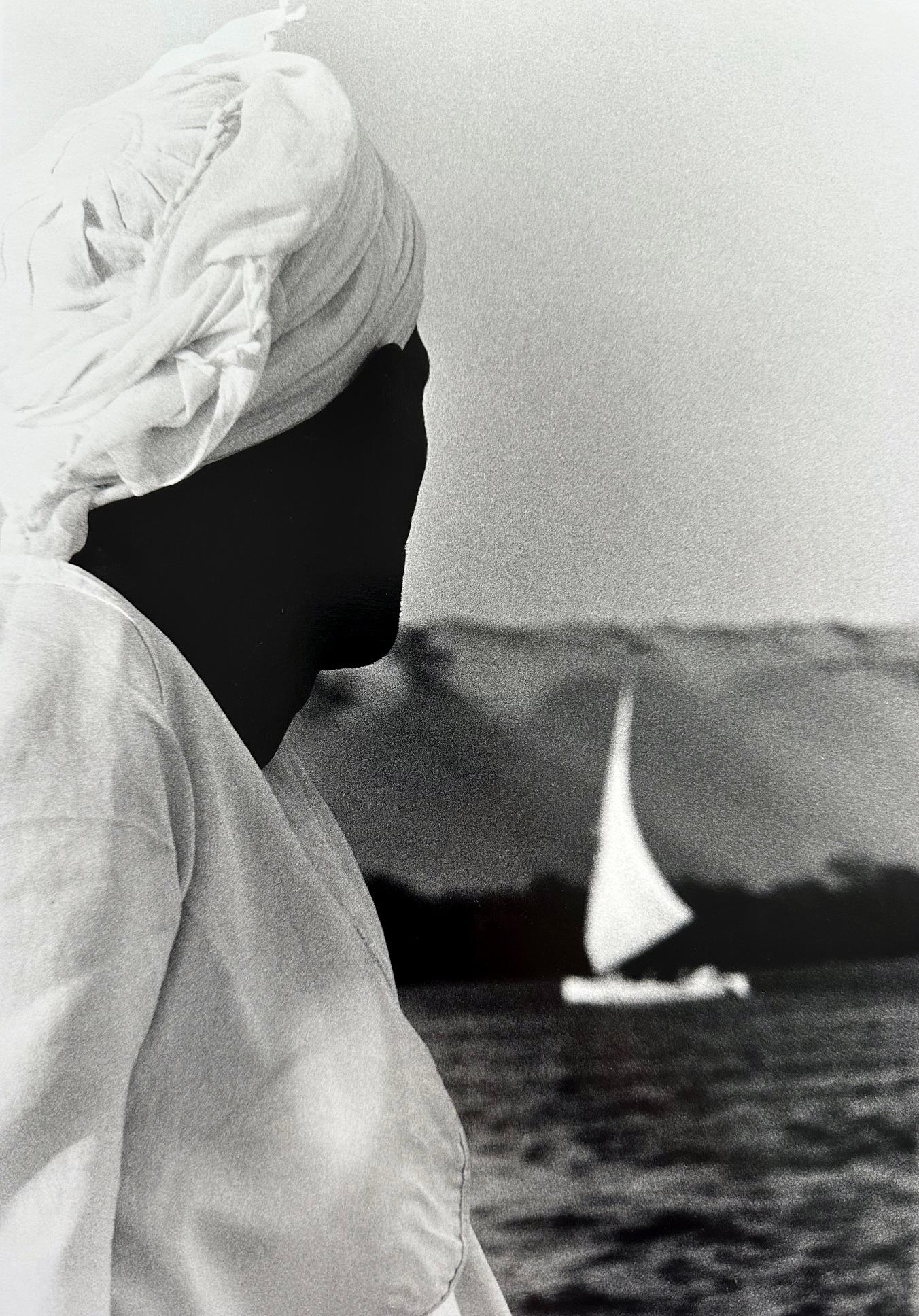 Ein Schwarz-Weiß-Gelatinesilberdruck des amerikanischen Fotografen Gibson Ralph (geboren 1939, Los Angeles, CA),
Ein ikonisches Foto aus Gibsons Serie Pharaonic Light von 1991. Titelbild des 1995 erschienenen Ausstellungsbuchs 