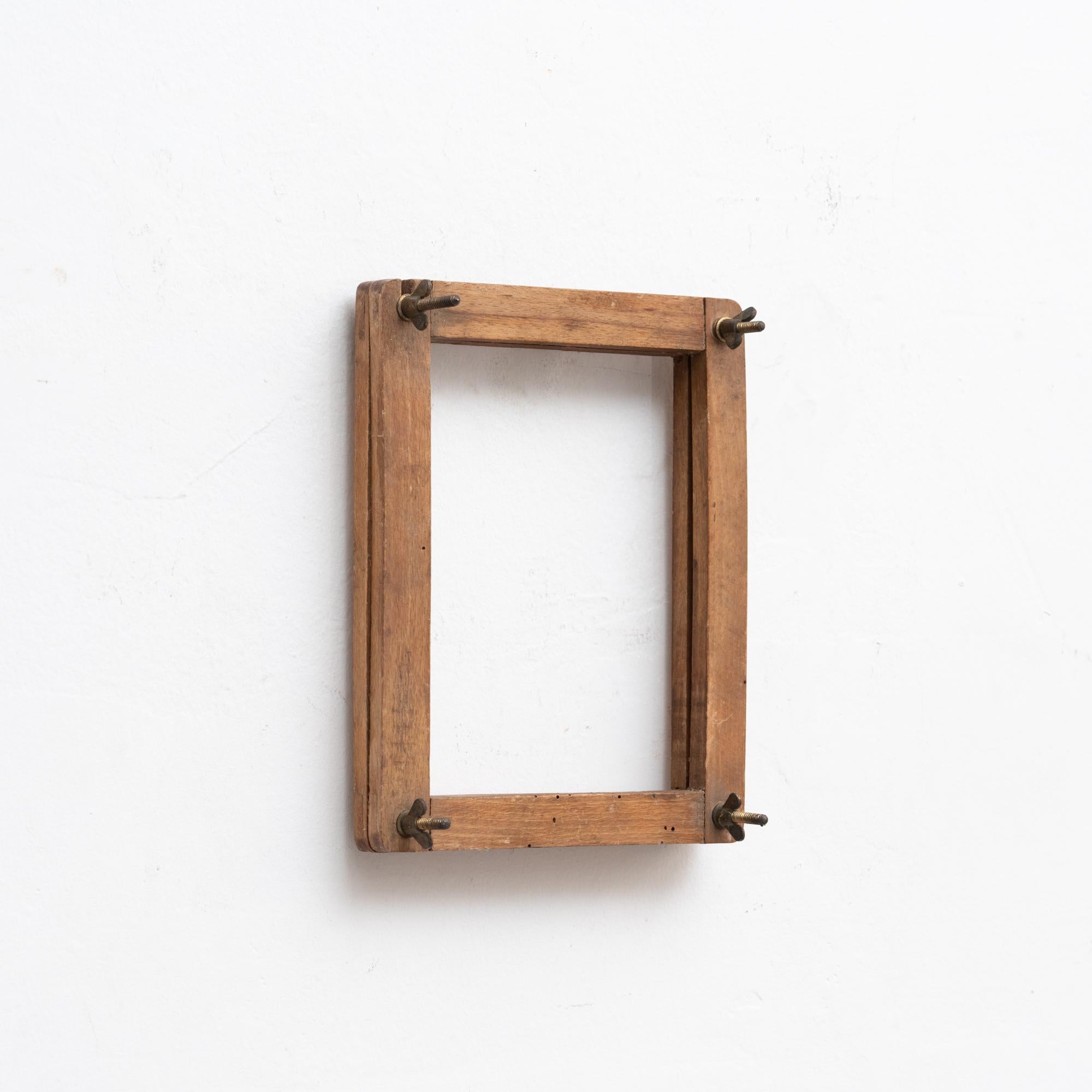 Vintage wooden photography plate frame, made by unknown artisan.

Manufactured in Spain, circa 1930.

In good original condition, with minor wear consistent with age and use, preserving a beautiful patina.

Materials:
Metal
Wood

