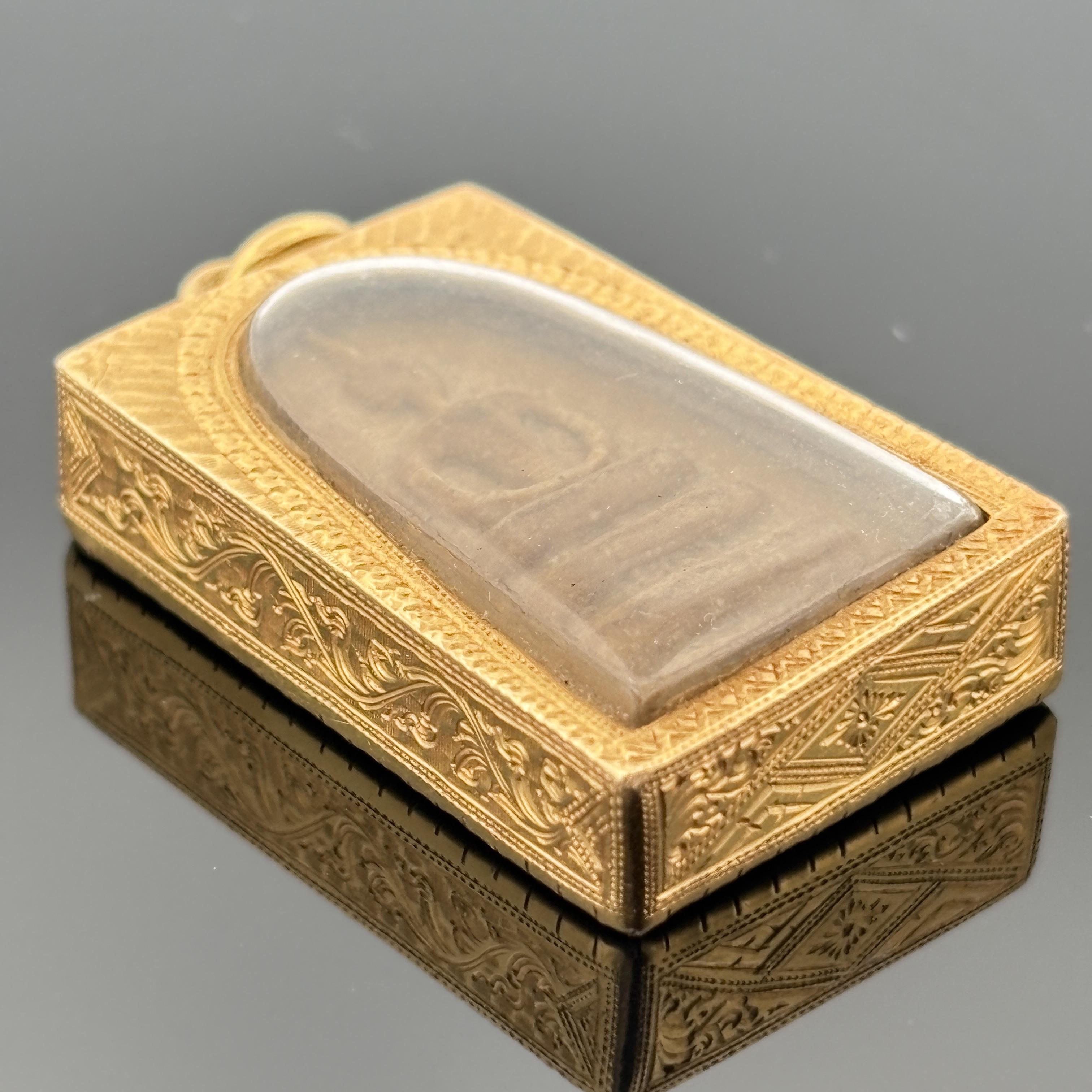 Amulette bouddhiste vintage Phra Somdej en or 24k Bon état - En vente à Orlando, FL