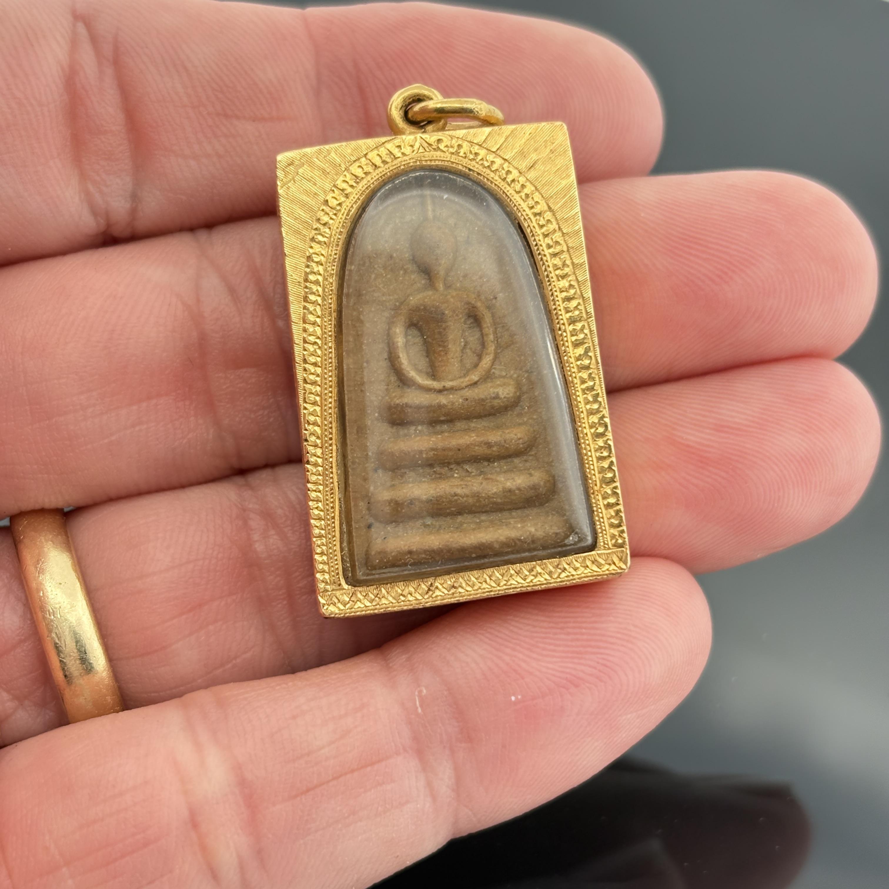 Amulette bouddhiste vintage Phra Somdej en or 24k en vente 5