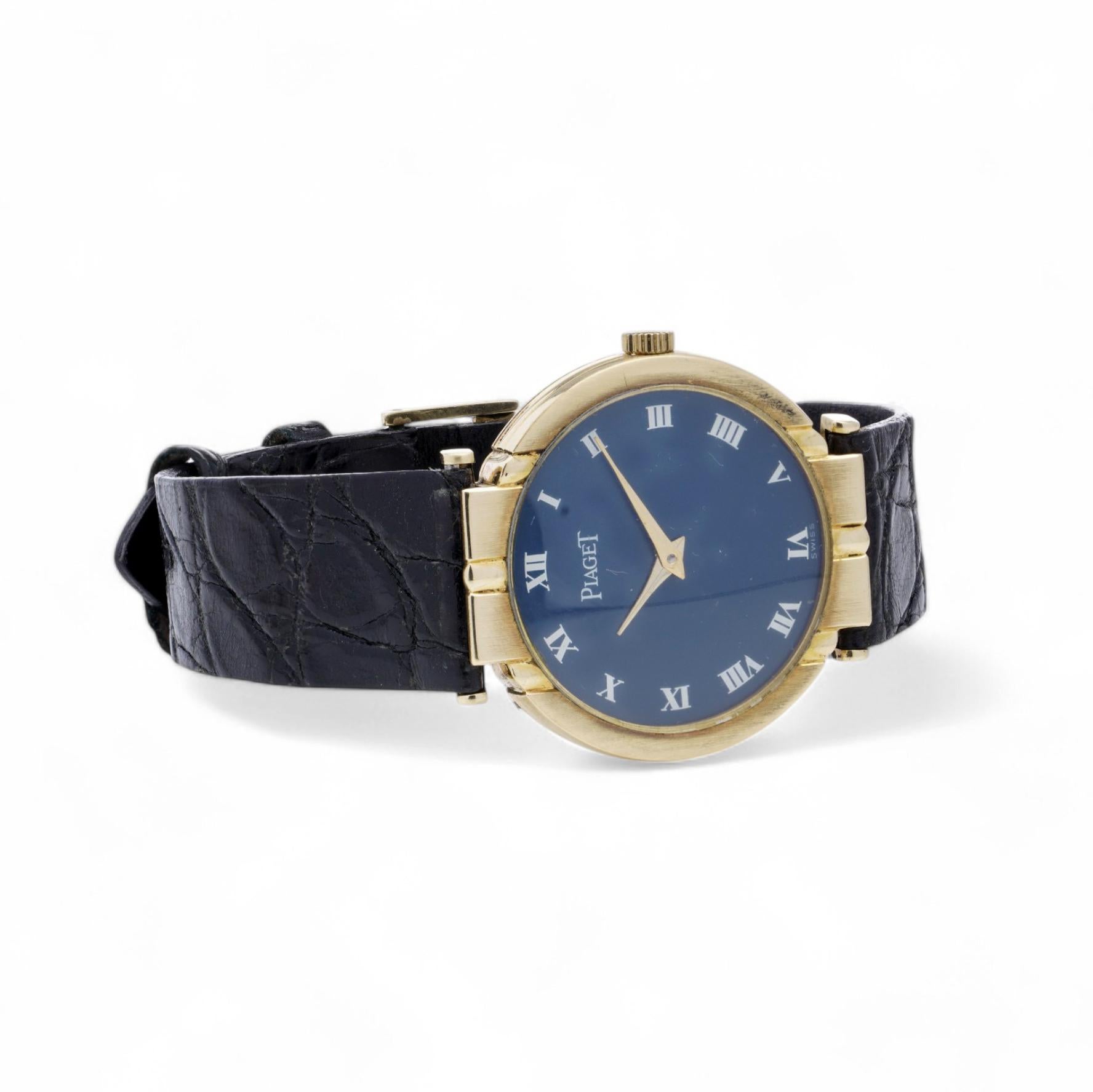 Diese elegante Vintage-Armbanduhr von Piaget ist aus massivem 18-Karat-Gold gefertigt. Die Uhr hat einen Gehäusedurchmesser von 32 mm und verfügt über ein auffallend blaues Zifferblatt mit römischen Ziffern. Dieser Zeitmesser ist ein Markenzeichen