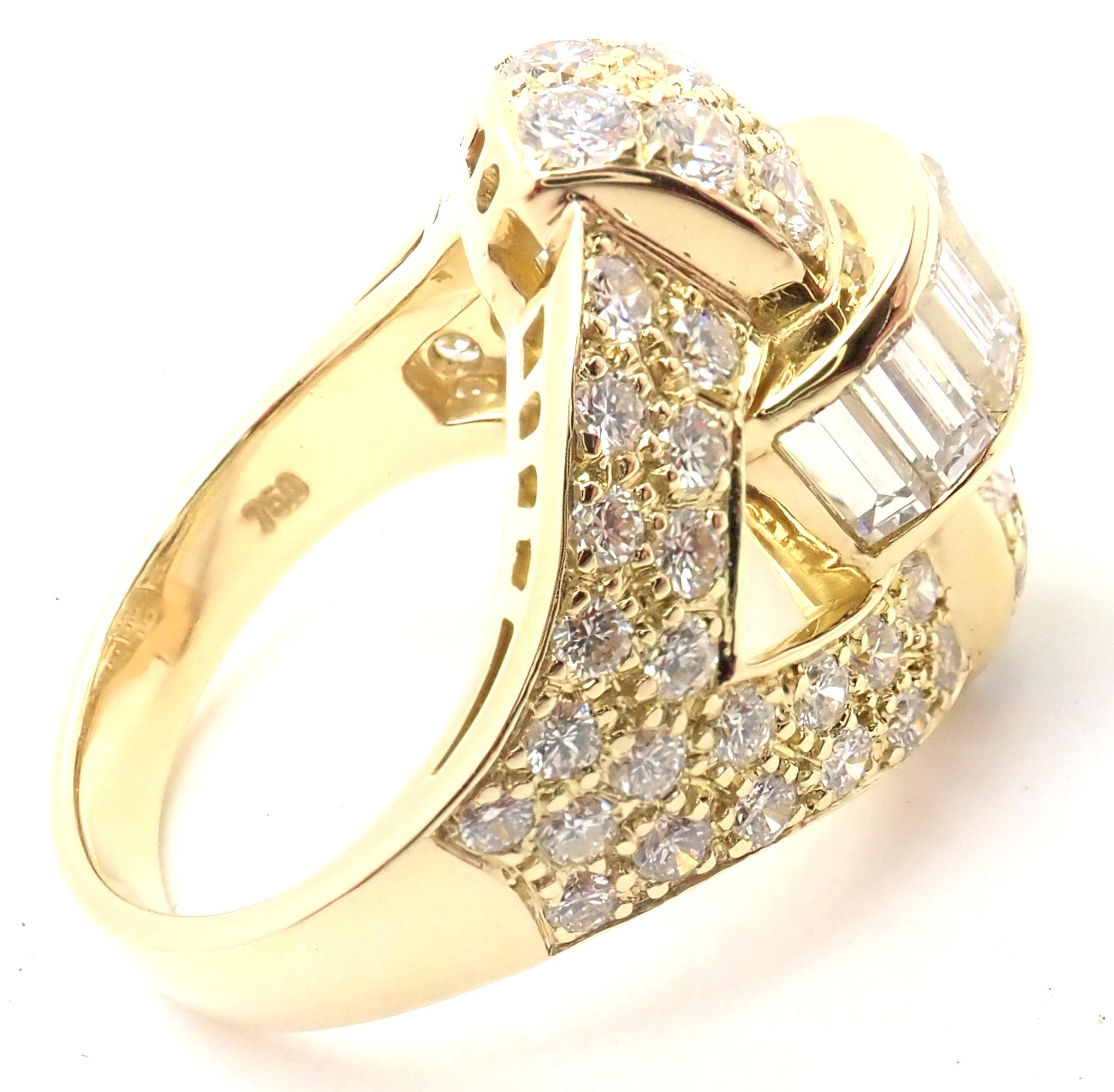 bague cocktail en or jaune 18 carats avec diamants, signée Piaget. 
Avec 56 diamants ronds brillants et taillés en marque VS1 de clarté, couleur G et 7 diamants taillés en émeraude d'un poids total d'environ 3 ct
Détails : 
Taille : 5.5
Largeur :