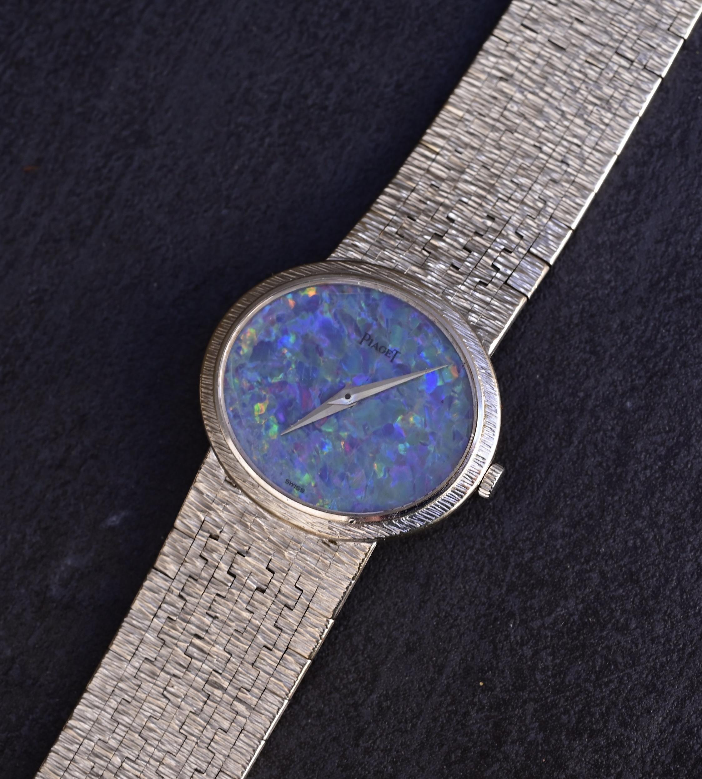 Title:
Vintage Piaget 9801 A6 18K White Gold Wristwatch with Opal Dial – 57g, 16cm

Long Description:
This elegant vintage Piaget wristwatch, model 9801 A6, showcases the brand’s renowned refinement with a stunning natural opal dial set in an 18K