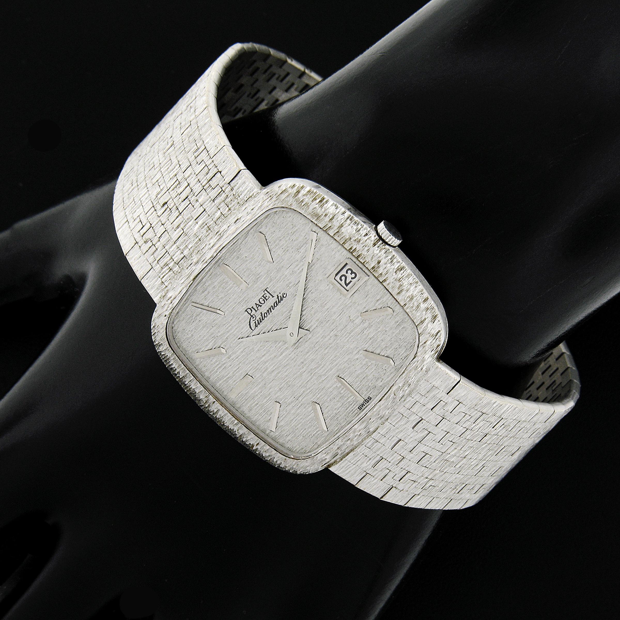 Vintage Piaget Automatic 18k Gold 32mm Cushion Texture Link Bracelet Wrist Watch In Good Condition In Montclair, NJ