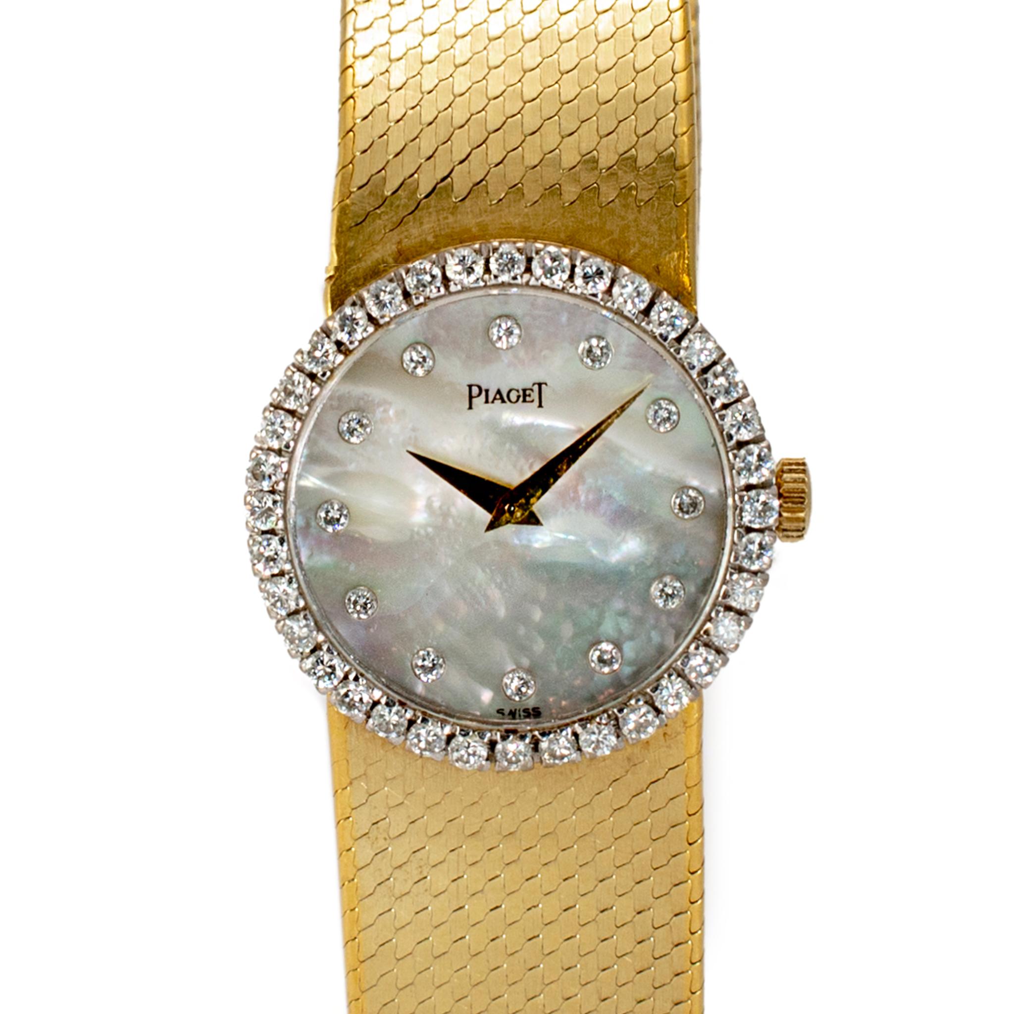Marque : Piaget 

Genre : Mesdames

Type de métal : Or jaune 18K

Diamètre : 26,00 mm

Poids : 65,82 grammes

Montre-bracelet de dame en or jaune 18 carats et diamants Piaget de fabrication suisse.  Gravé avec 