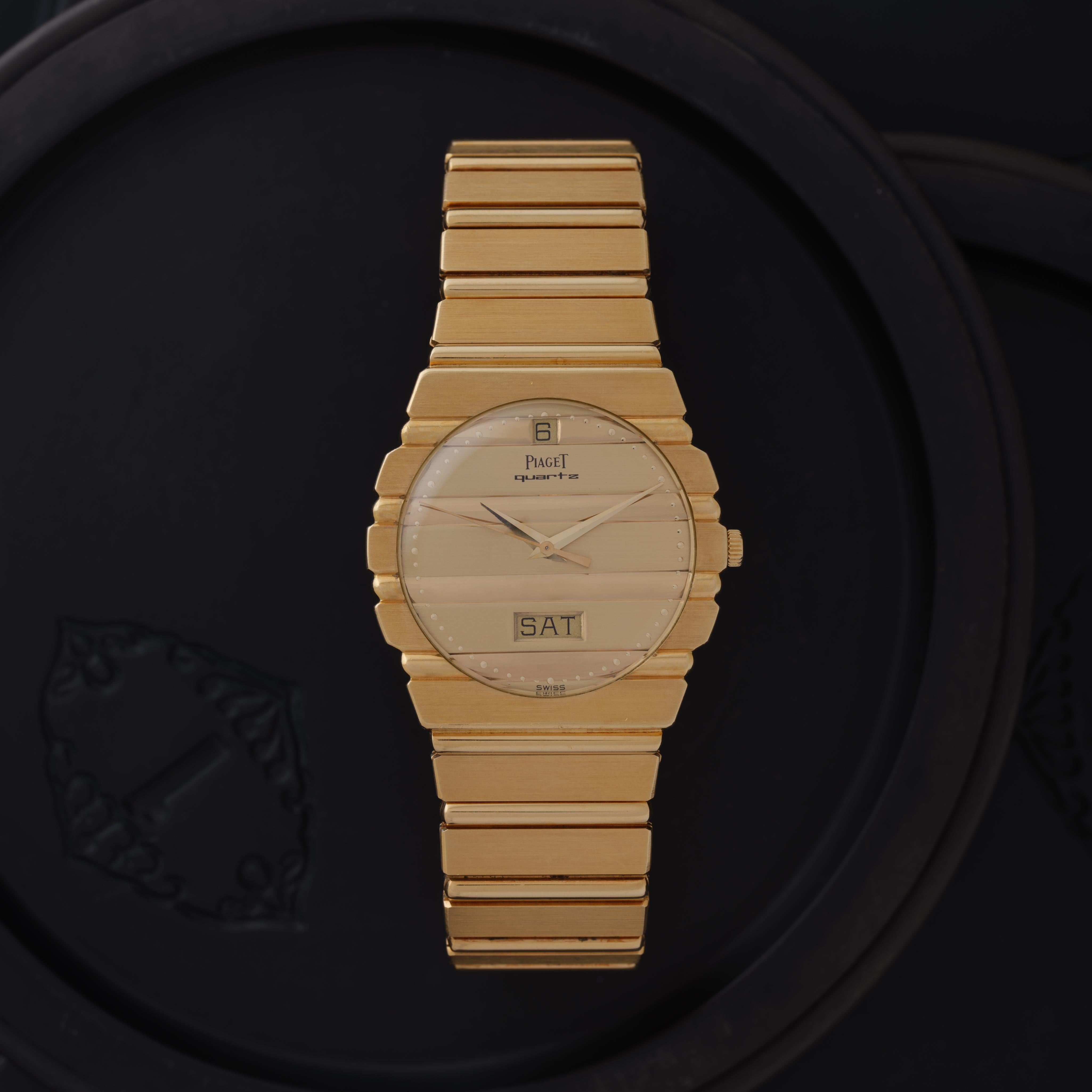 Vintage Piaget POLO Day Date Modell 15562c701 Rund 18k Gelbgold 34mm, Quarzwerk, Made in Switzerland c.1990s

Schöpfer: Piaget
Modell: Polo DayDate 15562c701
Jahr: 1990er Jahre
MATERIAL: 18k Gelbgold
Zifferblatt: Gelbgold
Gehäuse Messung: 34
