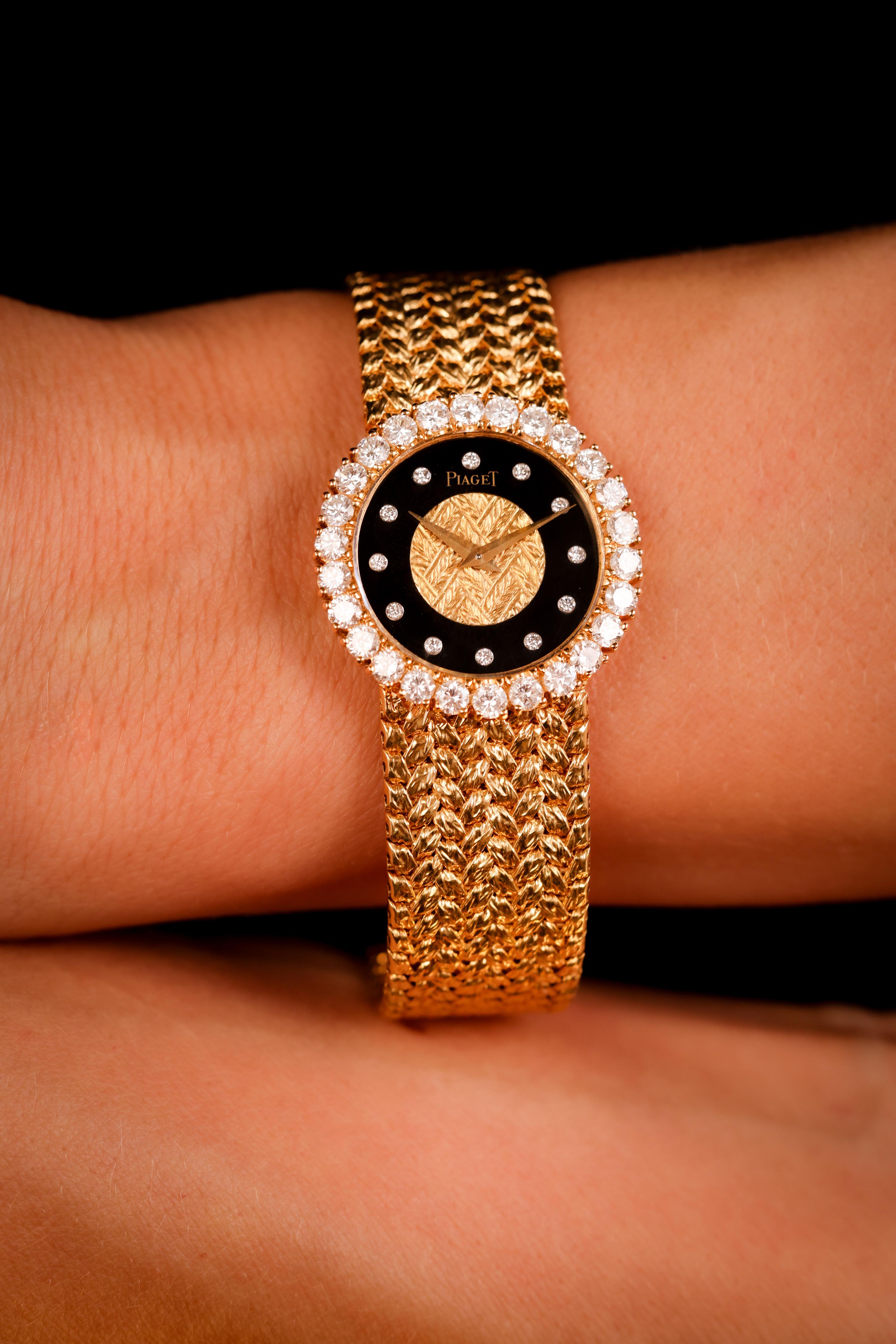 Piaget: 18 Karat Gelbgold Vintage Uhr, Diamant-Onyx-Diamant-Onyx im Zustand „Hervorragend“ in Beverly Hills, CA