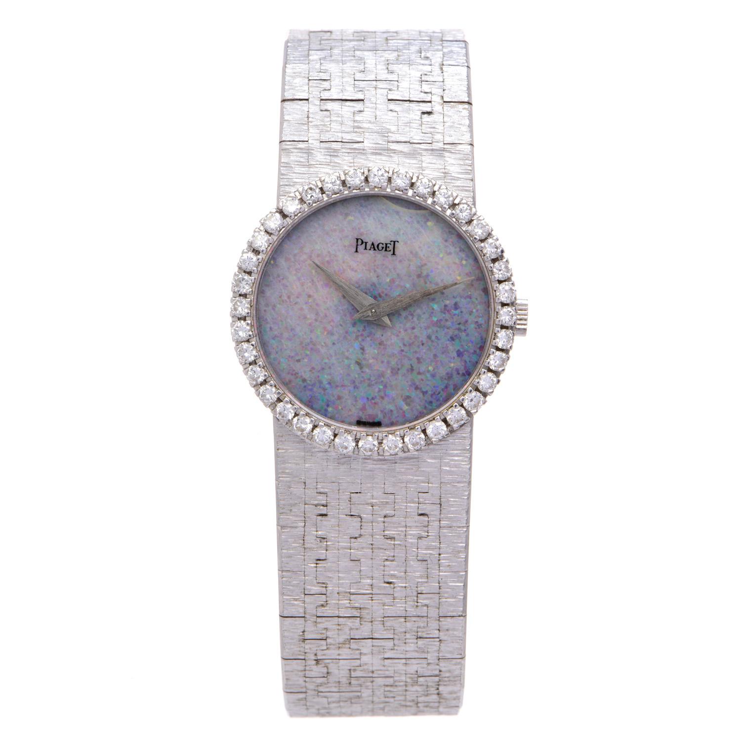 Hochwertige Piaget's seltene Luxury Boutique Vintage Uhr mit Opal-Zifferblatt, 

Ausgestattet mit einer funkelnden Diamantlünette mit (35) Diamanten im Rundschliff mit einem Gewicht von 0,70 Karat, einem exquisiten echten Opal-Zifferblatt und einem