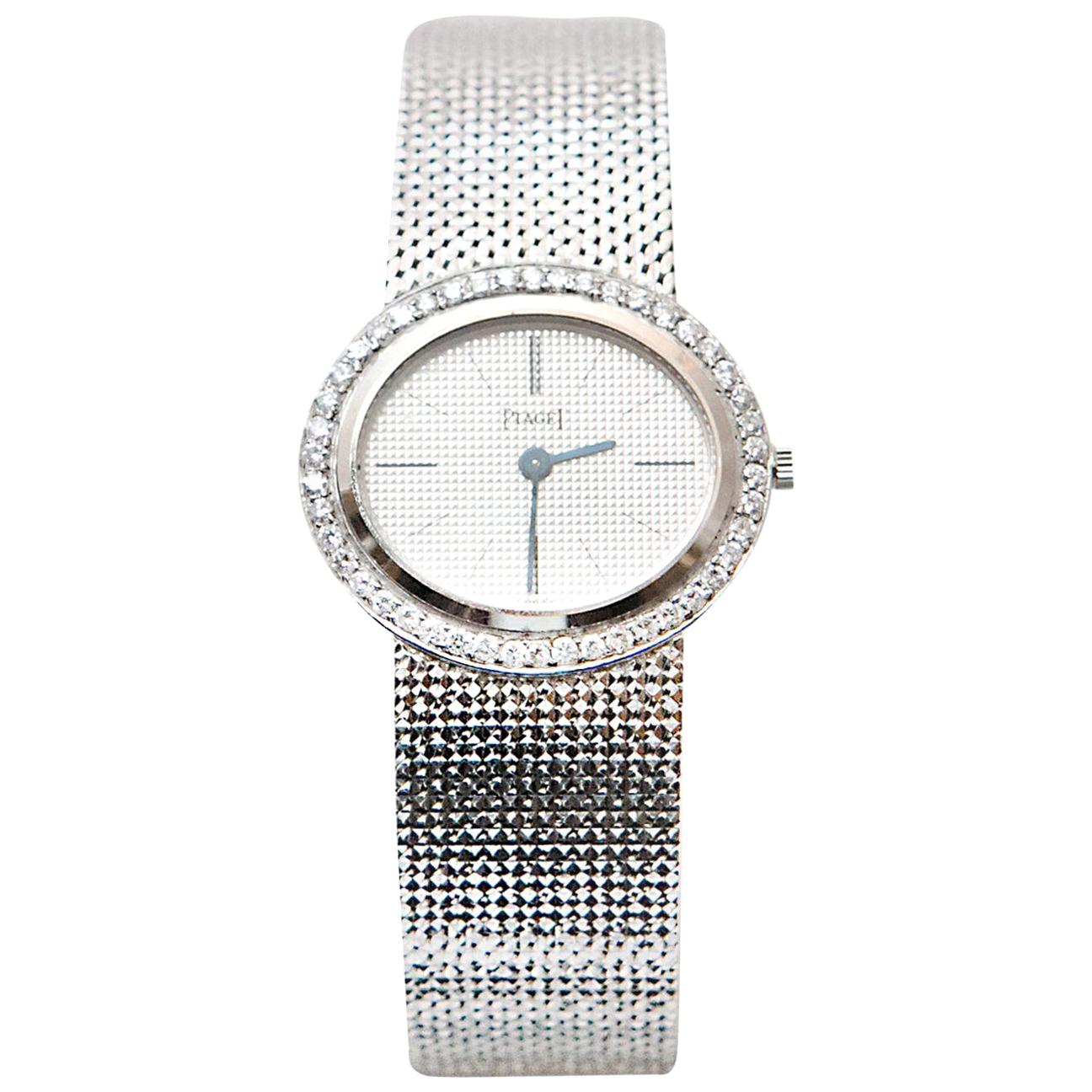 Lady PIAGET watch, 18K white gold 750/1000ème.

Bezel measuring 27mm (1 inch) set with 46 round brilliant cut diamonds.

Mechanical movement, Manual winding.

Extra Thin watch !


18K White Gold gold bracelet.

circa 1965/1970

Total weight : 59