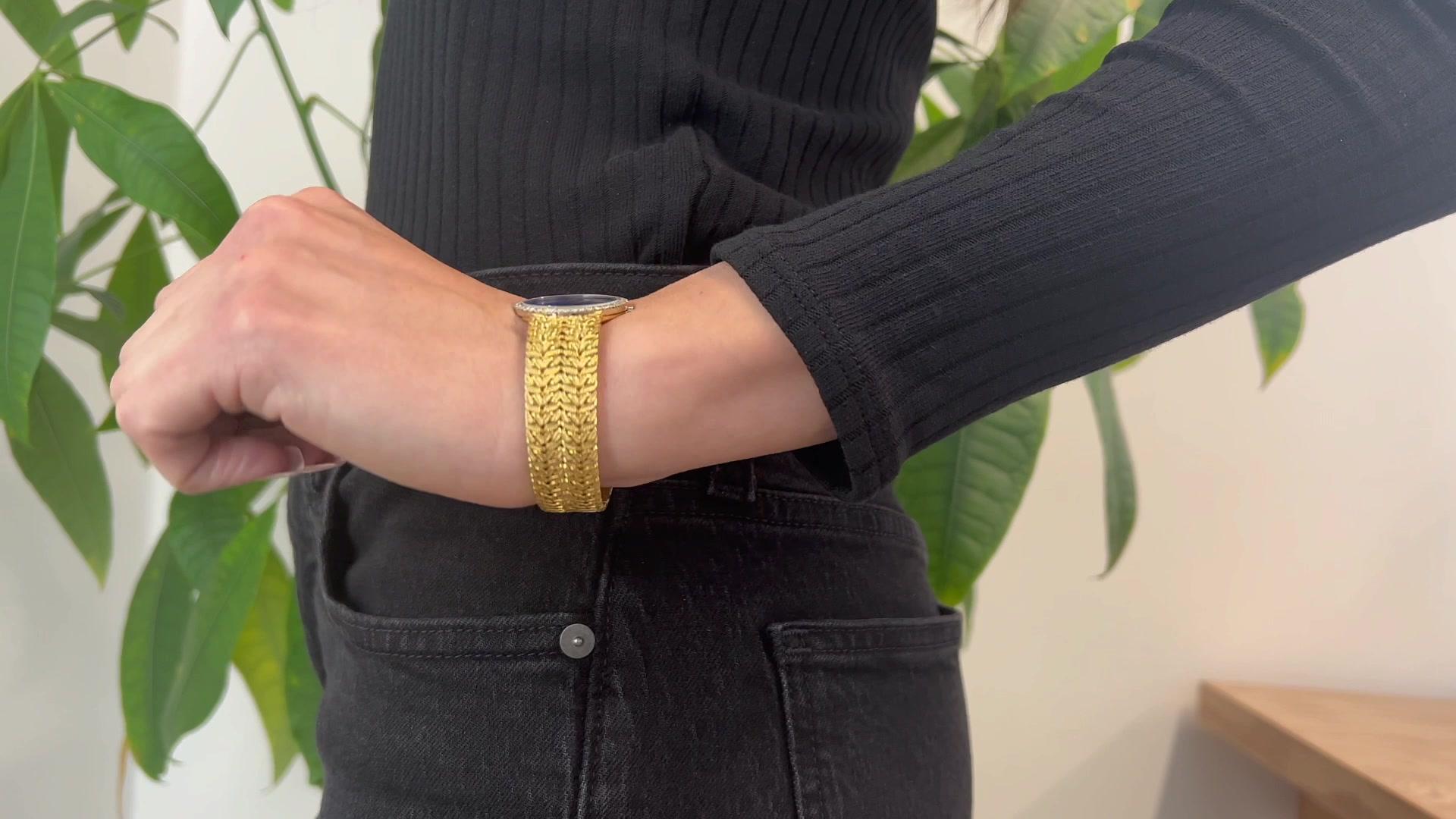 Taille ronde Piaget Montre-bracelet vintage en or jaune 18 carats avec lapis et diamants