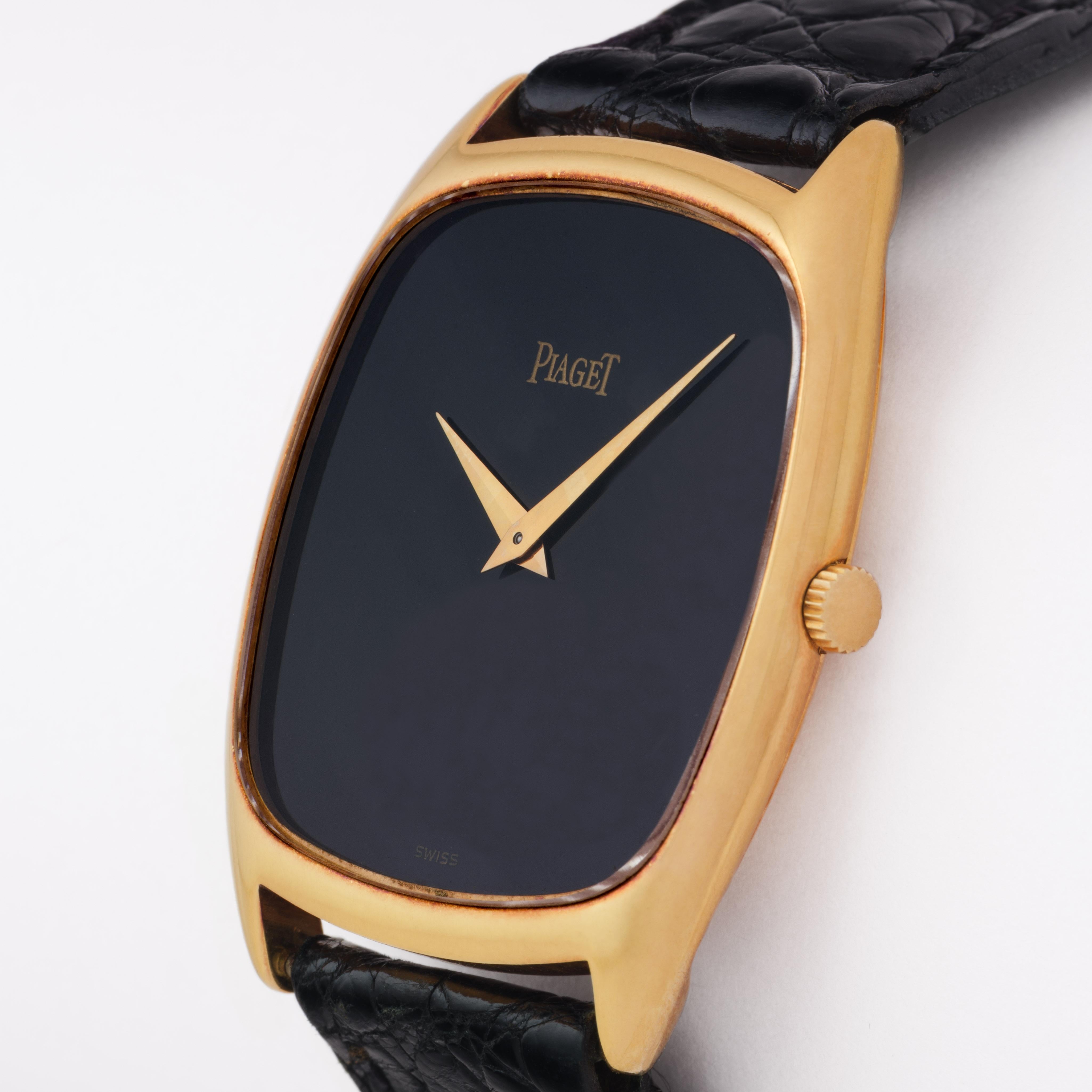 Vintage Piaget Model 9591 Emperador 18 Karat Yellow Gold 29mm Onyx Dial In Good Condition For Sale In New York, NY