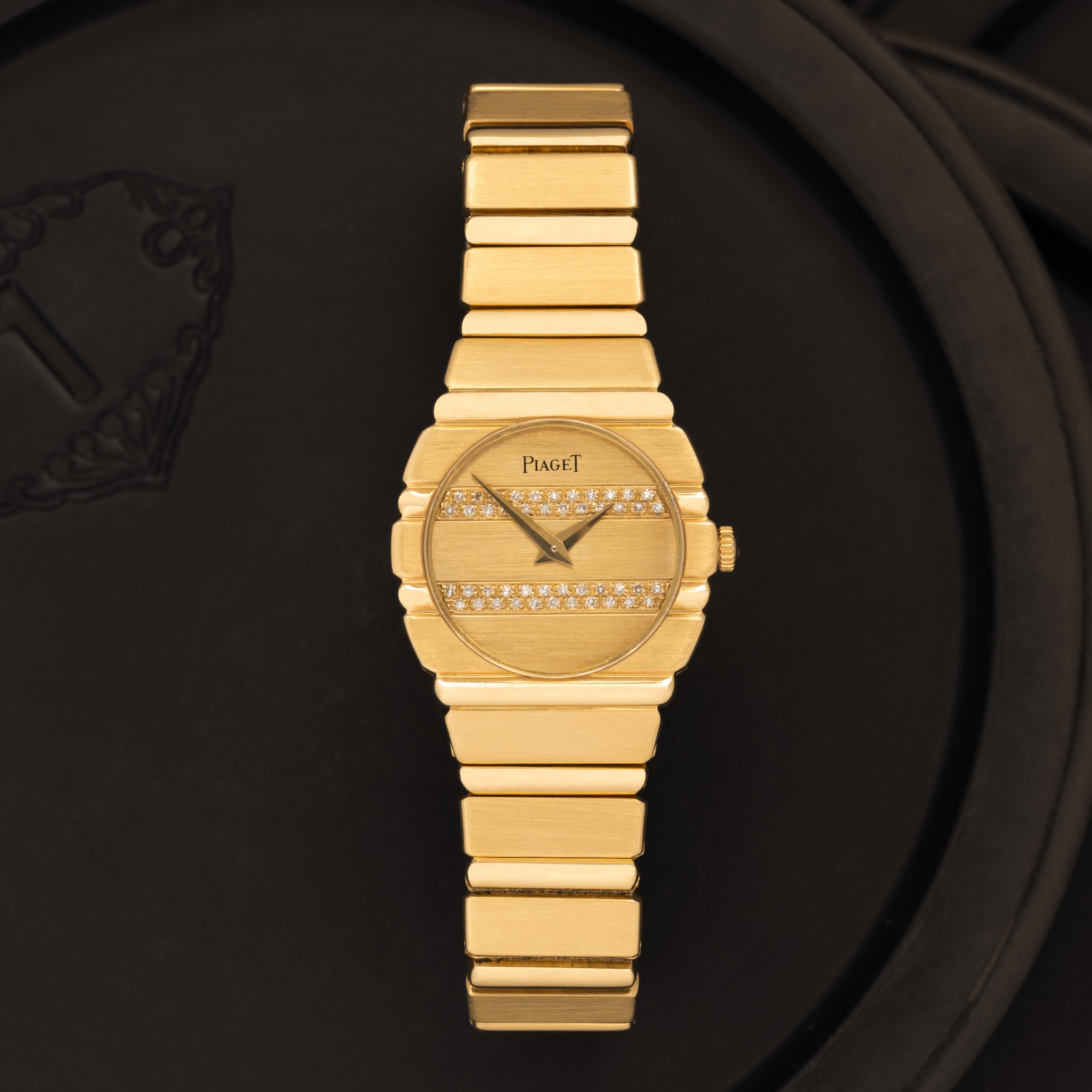 Schöpfer: Piaget
Modell: Polo 861C701
Jahr: 1980er Jahre
MATERIAL: 18K Gelbgold
Zifferblatt: Gold mit Pave-Diamanten
Abmessungen des Gehäuses: 25 mm
Uhrwerk: Quarz
Zustand: Sehr guter Vintage-Zustand
Gewicht: 82 Gramm
Größe: Passt bis zu 6,0