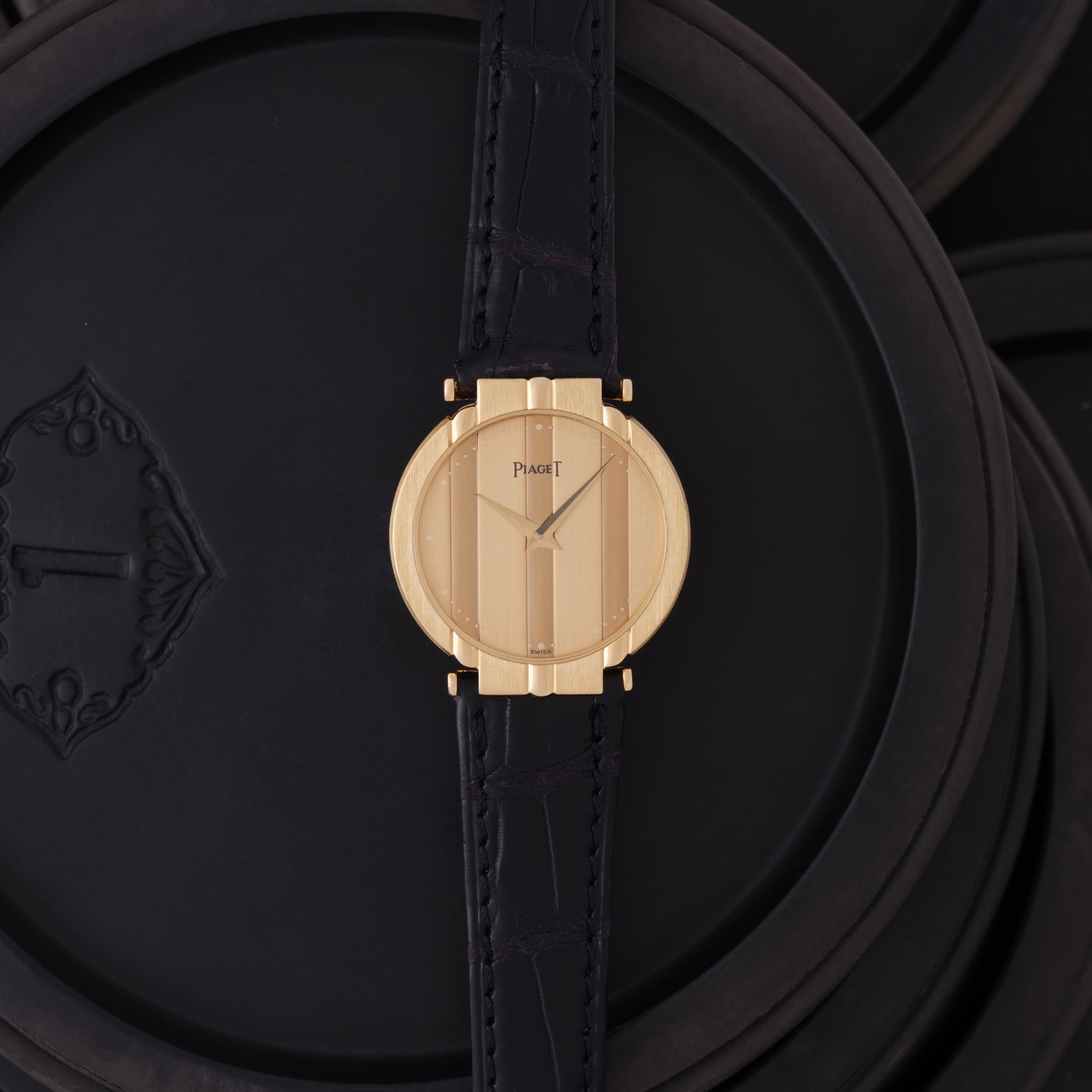 Vintage Piaget Polo Model 7273 18k Yellow Gold 27.5mm Gold Dial on leather strap Quartz Movement, Made in Switzerland c.1980s

Fabricant : Piaget Polo
Modèle : 7273
Année : 1980
Matériau : Or jaune 18k
Cadran : or jaune 18k
Dimensions du boîtier :